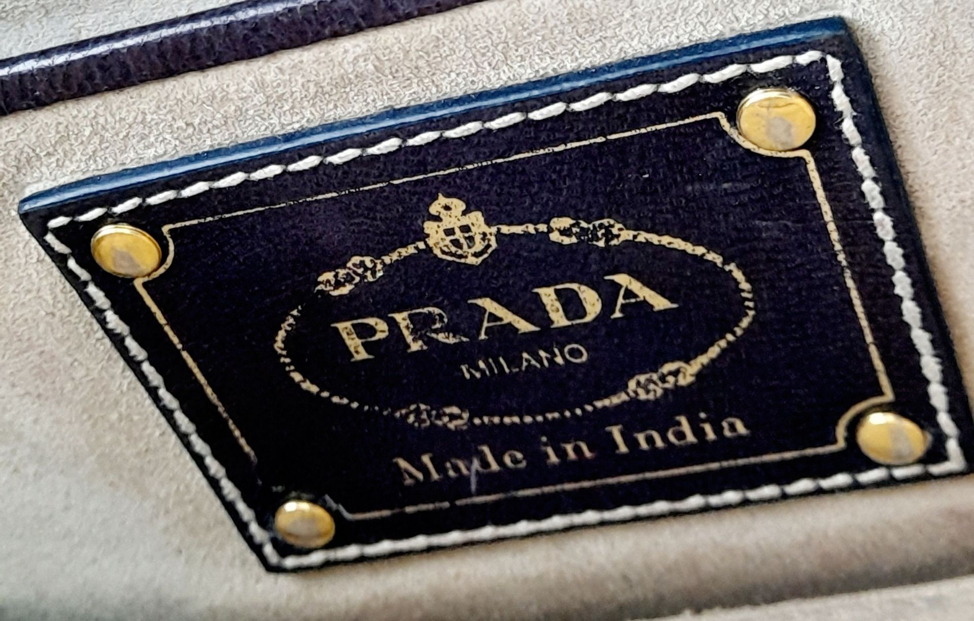 A Prada Black and White 'Madras' Clutch Bag. Woven leather exterior with gold-toned hardware and - Bild 7 aus 9