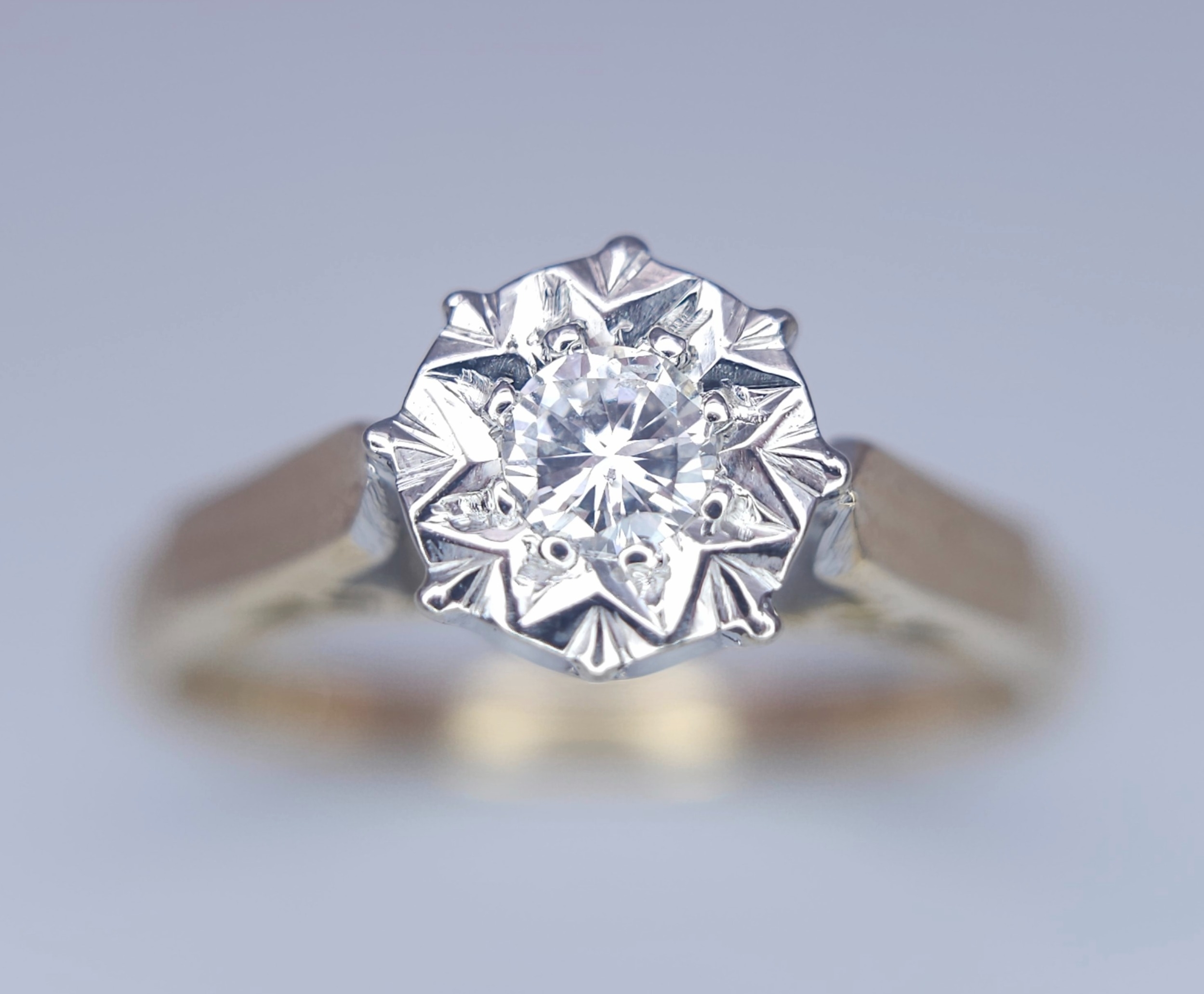 AN 18K YELLOW GOLD DIAMOND SOLITAIRE RING. 3.4G. SIZE O. - Image 2 of 7