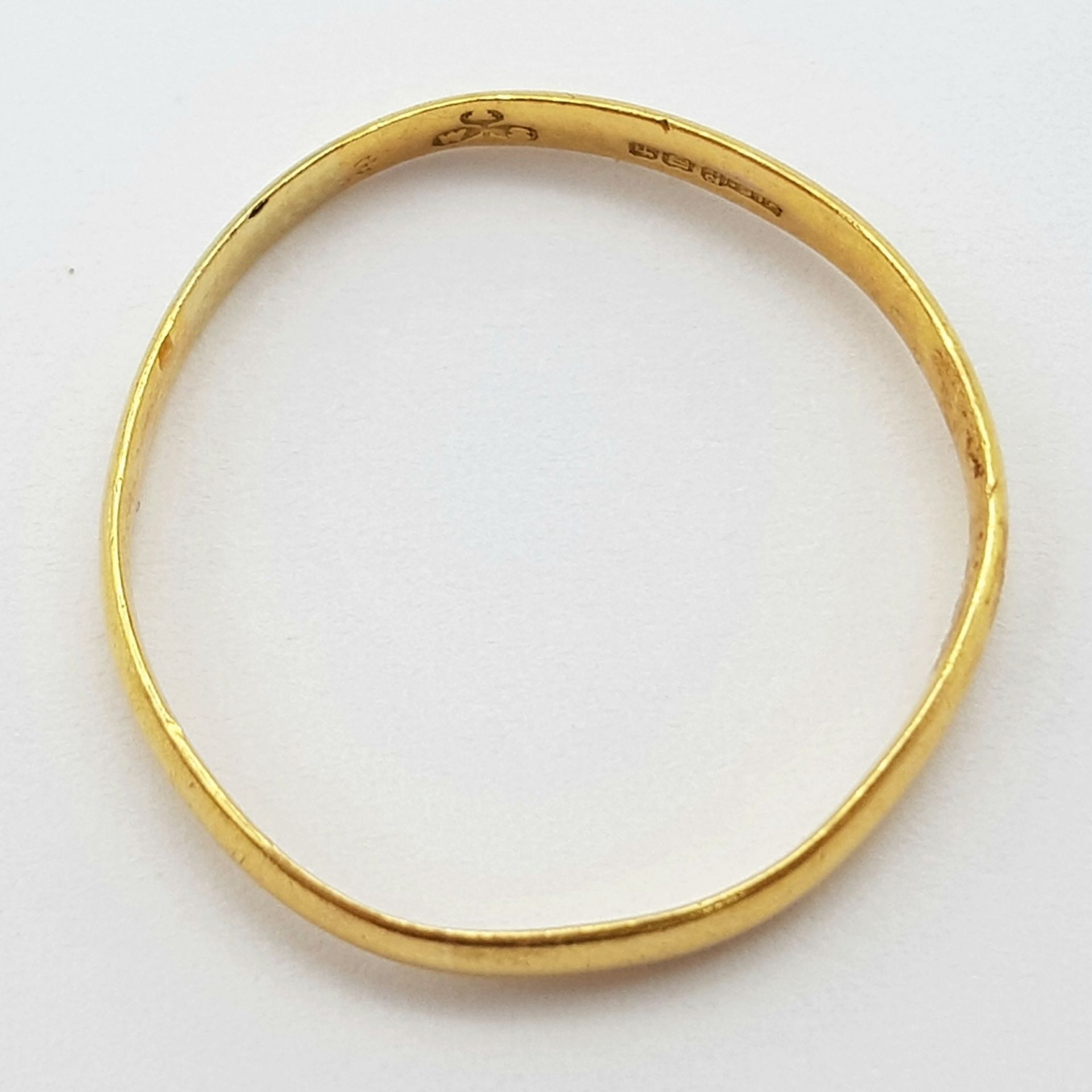 A 22K GOLD BAND RING . 2.5gms size W - Bild 3 aus 4