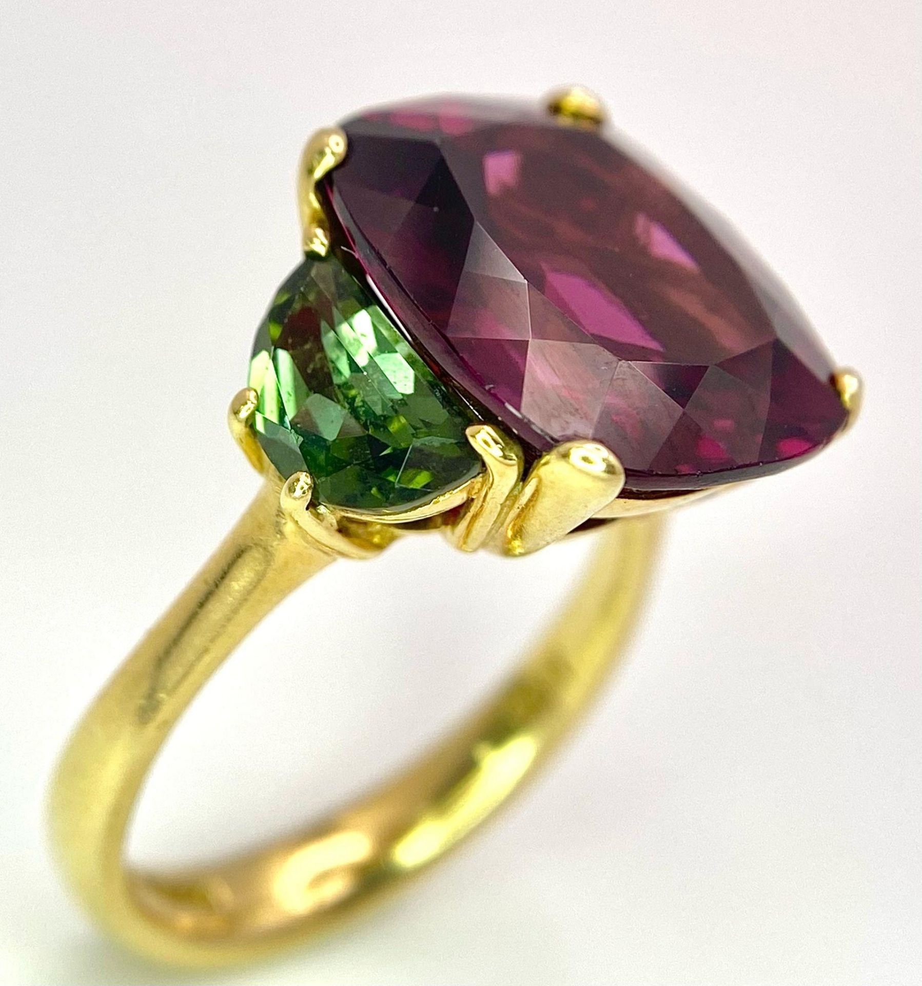 An 18K Yellow Gold, Alexandrite and Peridot Ring. A rich 5ct central alexandrite with peridot - Image 4 of 10