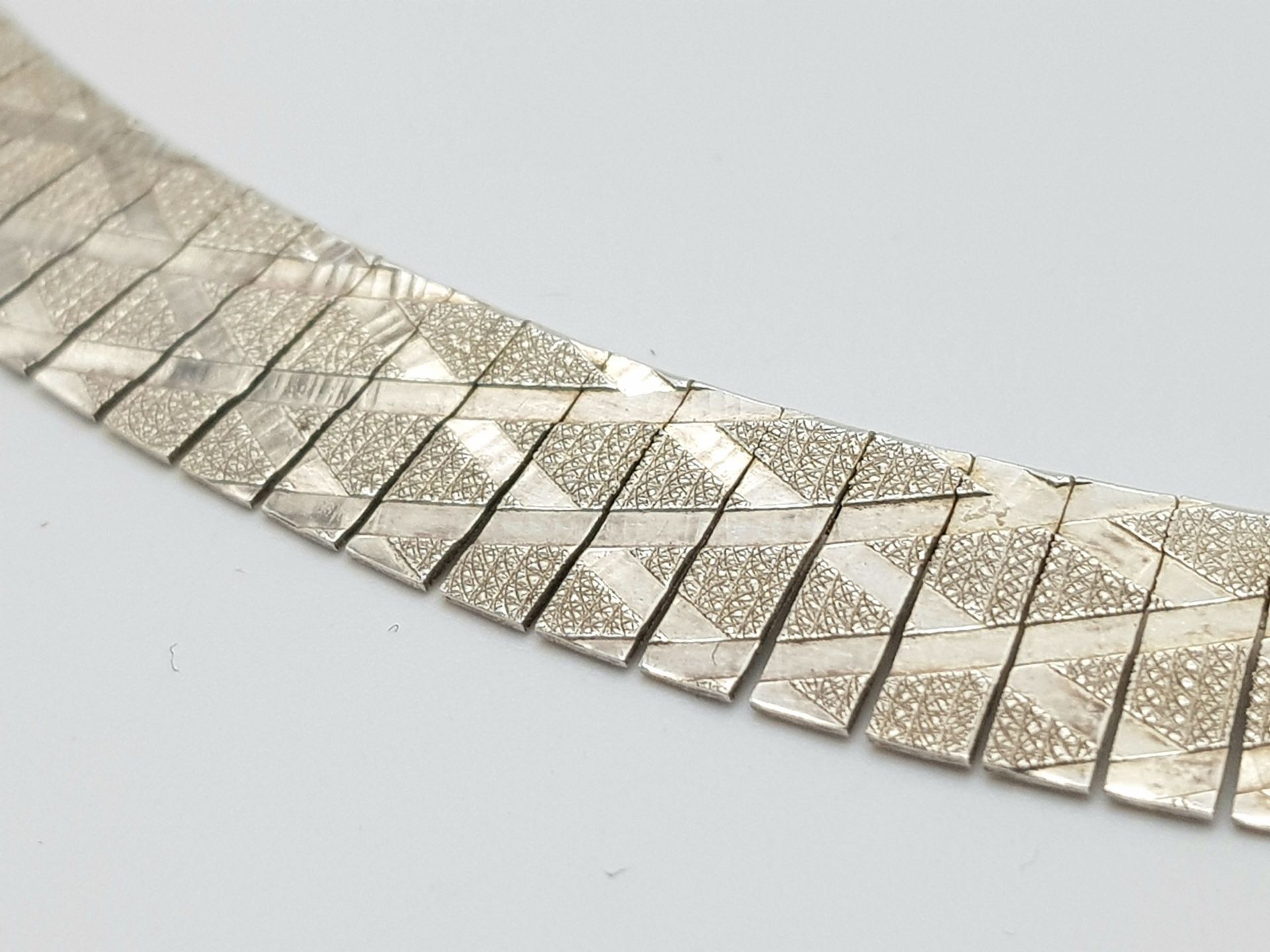 A 925 Sterling Silver, Flat, Etched Pattern Necklace. 44cm. 25g - Image 5 of 6