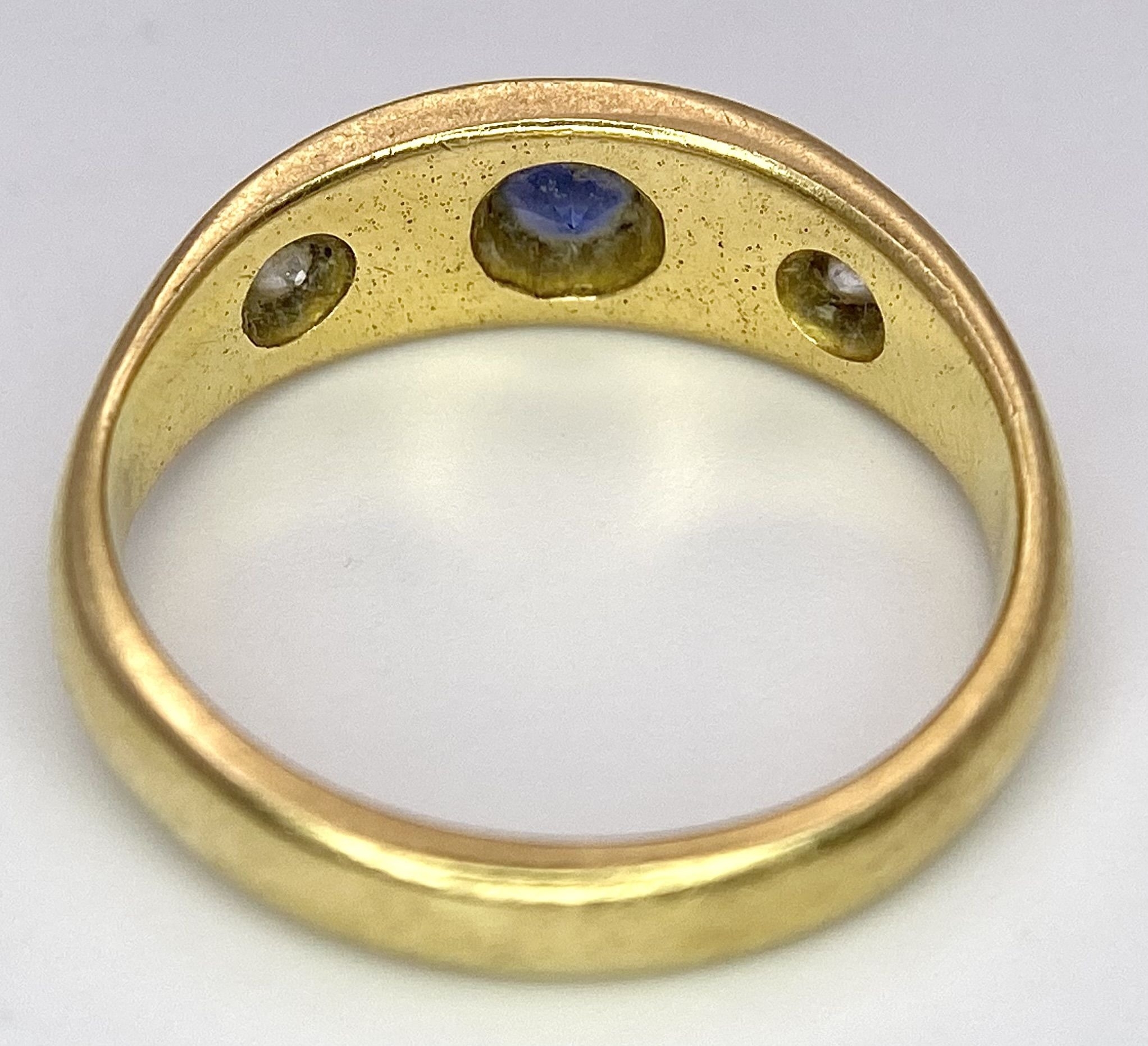 A Vintage 18K Yellow Gold Diamond and Sapphire Gypsy Ring. Size L. 4.6g total weight. - Image 5 of 6