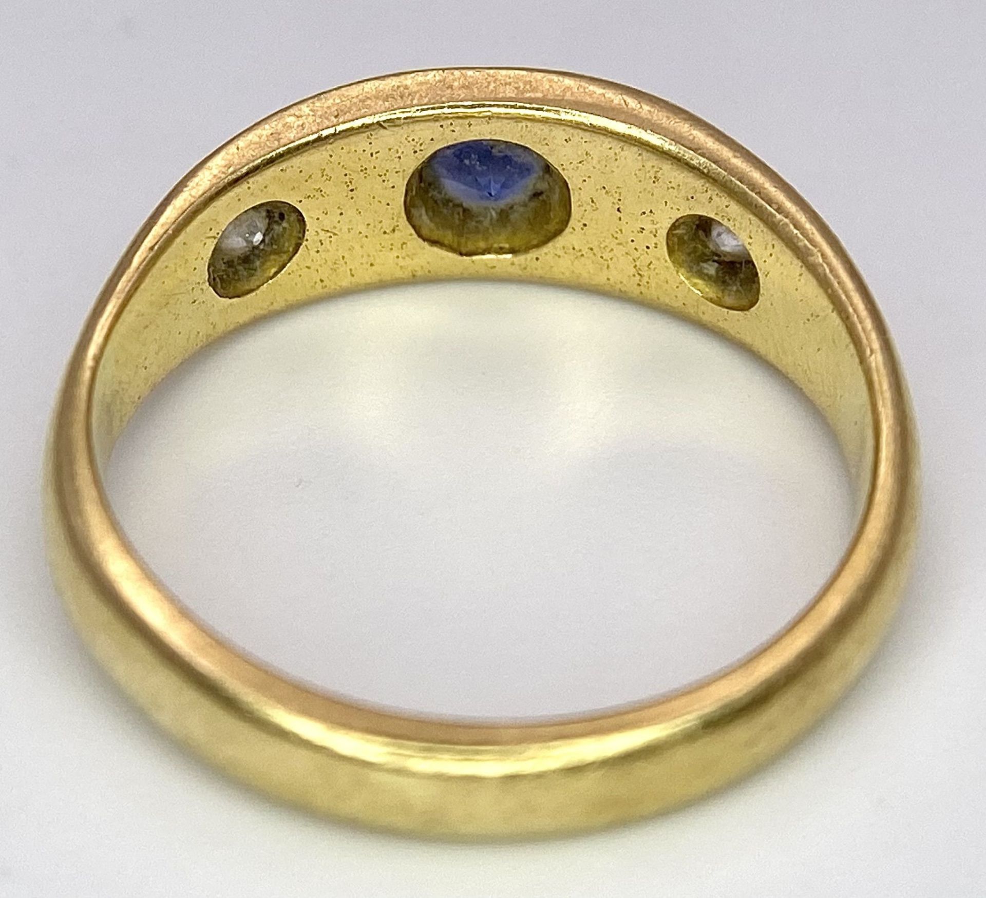 A Vintage 18K Yellow Gold Diamond and Sapphire Gypsy Ring. Size L. 4.6g total weight. - Image 5 of 6