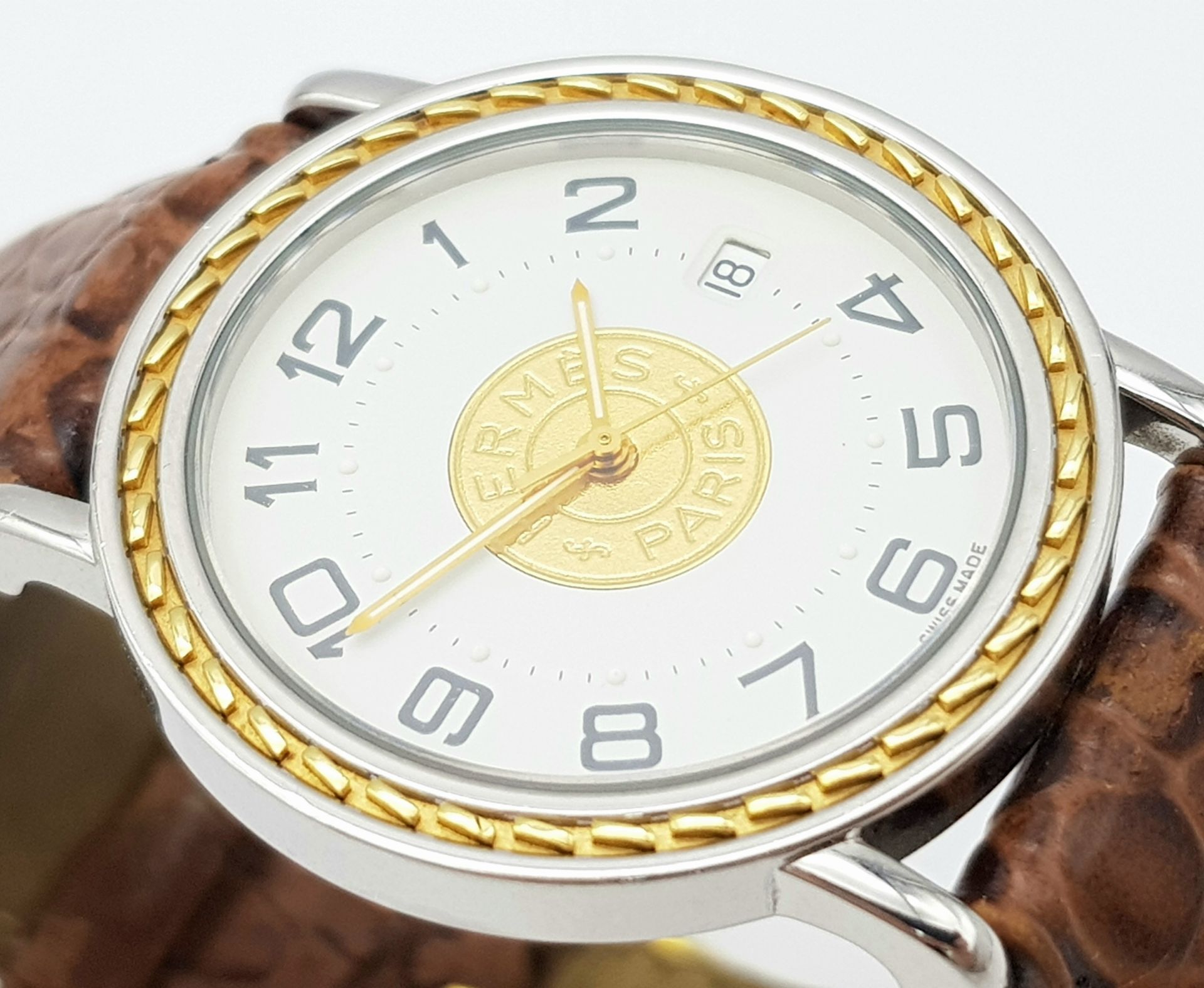 A FABULOUS HERMES OF PARIS GENTS WATCH WITH WHITE DIAL AND CIRCULAR CENTRAL LOGO ON A BROWN - Image 6 of 8