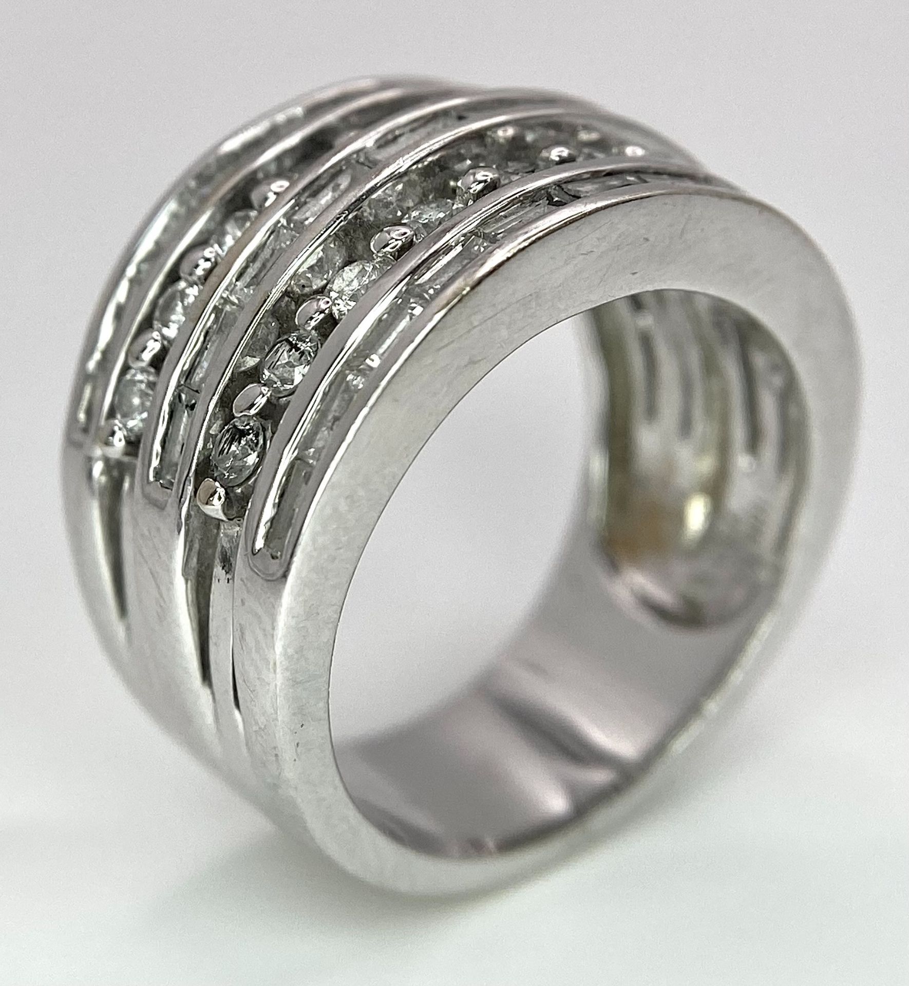 AN 18K WHITE GOLD 5 ROW DIAMOND RING. MIXTURE OF ROUND BRILLIANT CUTS AND BAGUETTE CUT DIAMONDS. - Image 3 of 9