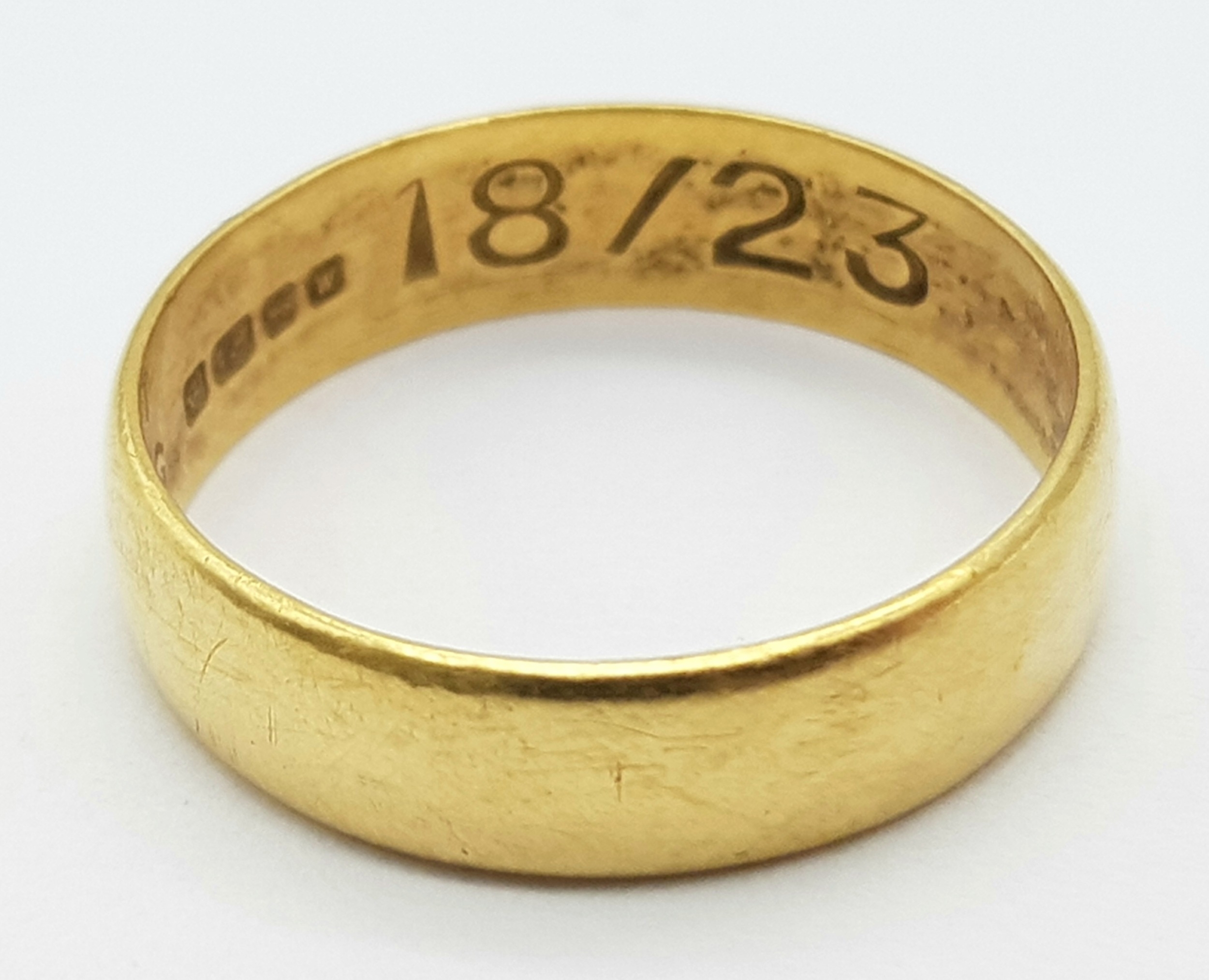 A Vintage 18K Yellow Gold Band Ring. 5mm width. Size O. 3.51g weight. Full UK hallmarks. - Image 2 of 4
