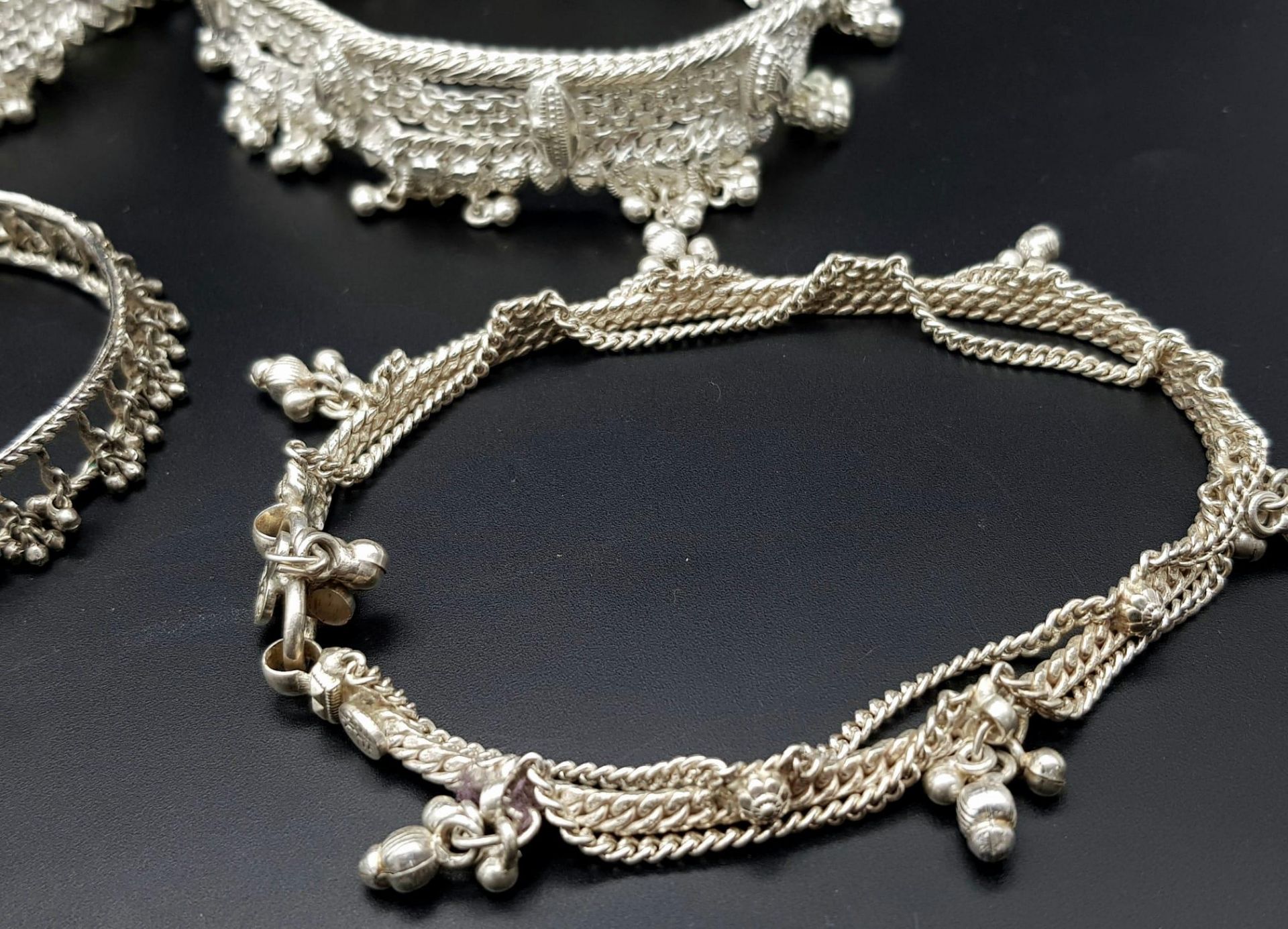 A Vintage Indian Silver (800) Jewellery Collection. Includes 4 upper arm decorative bands and one - Bild 2 aus 9