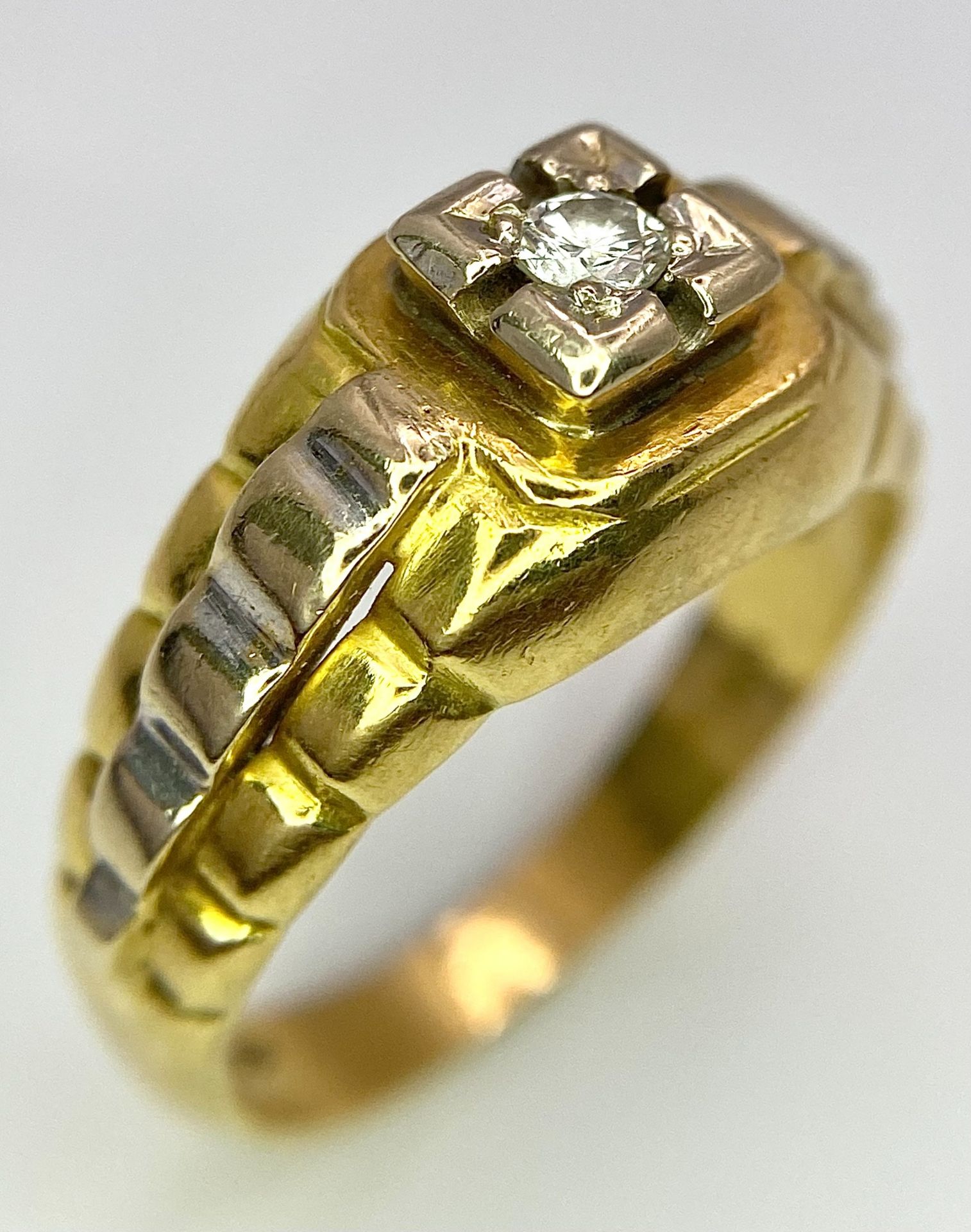 AN 18K TWO COLOUR ROLEX STYLE DIAMOND RING. 6.8G. SIZE P. - Bild 3 aus 10