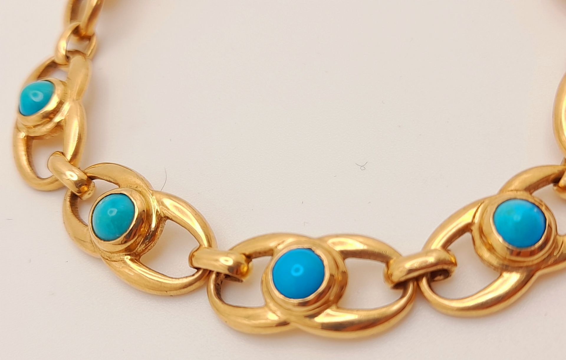 A 18K (TESTED AS) YELLOW GOLD BRACELET SET WITH 9 TURQUOISE STONES, 18CM LENGTH, 15.7G. ref: BM01 - Image 2 of 6