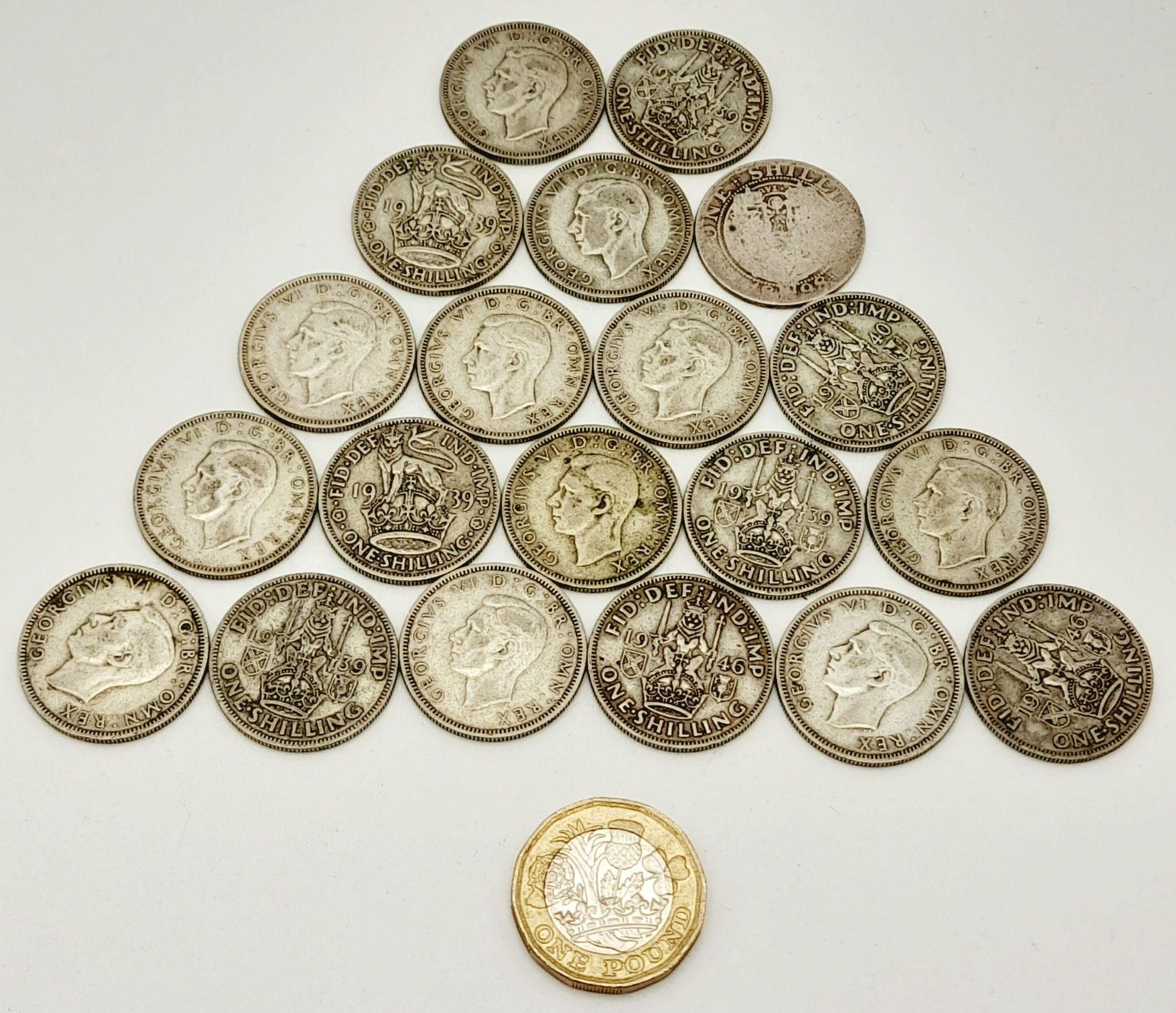 A Parcel of Twenty Pre-1947 (including 1 x 1898) Silver Shillings. 3 x 1946 & 16 x WW2 Dated. 111. - Bild 5 aus 5