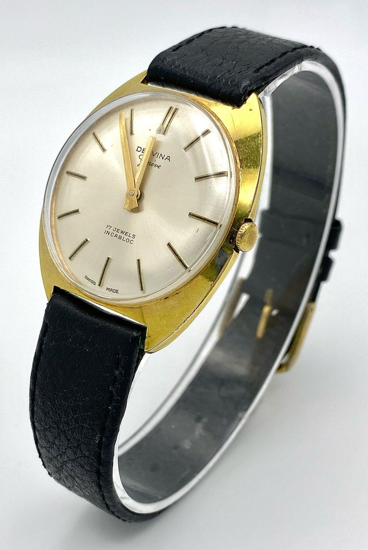 A Vintage 17 Jewels Delvina Mechanical Gents Watch. Black leather strap. Gilded case - 36mm. - Bild 2 aus 7