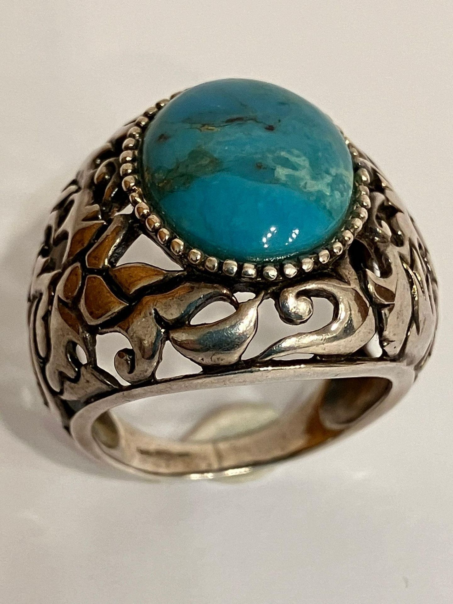 Vintage SILVER and TURQUOISE RING. Consisting a large Oval polished TURQUOISE set into a wide SILVER - Image 2 of 3