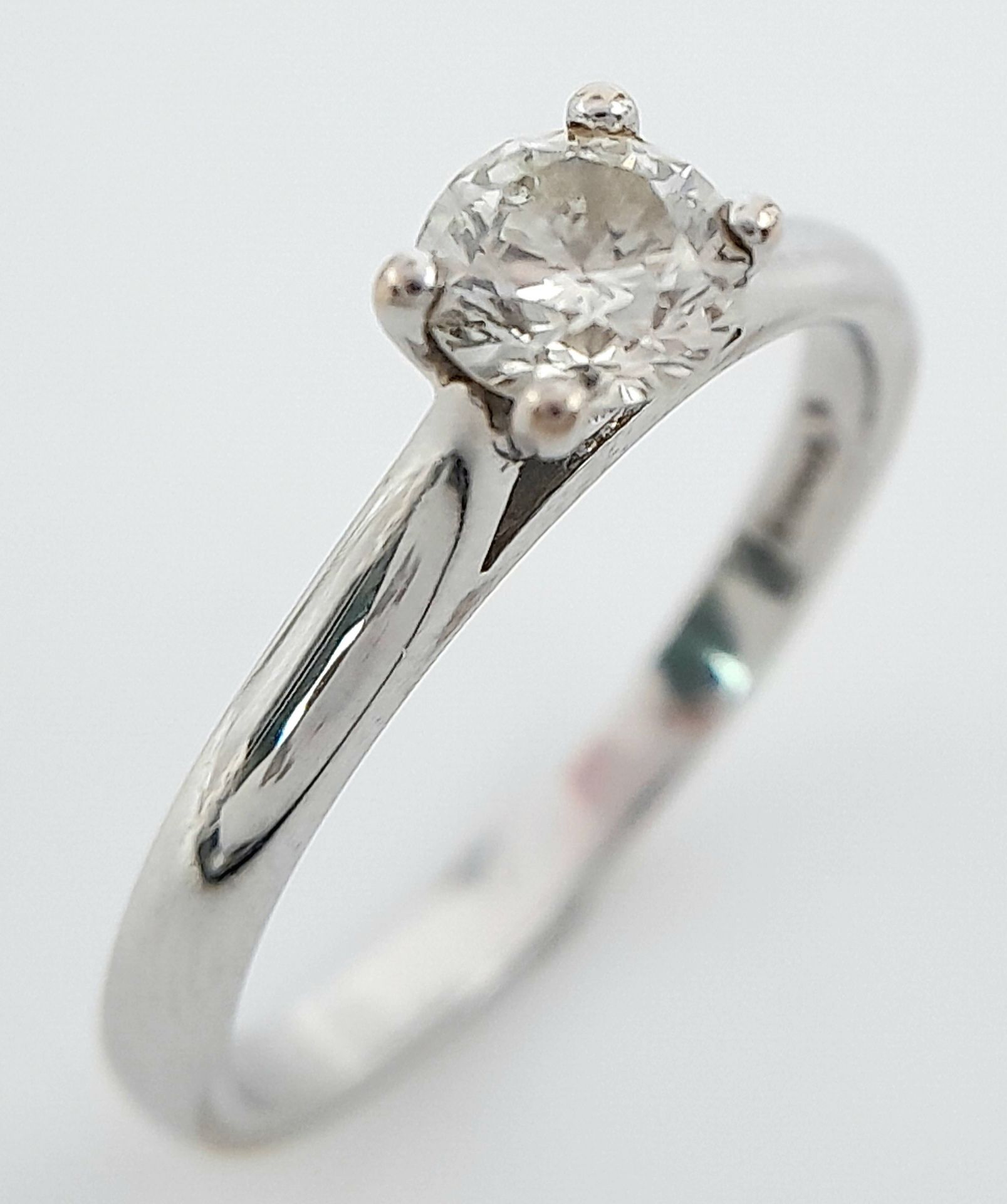 An 18K White Gold Diamond Solitaire Ring. 0.50ct brilliant round cut, slightly tinted. Size N. 2. - Bild 3 aus 6
