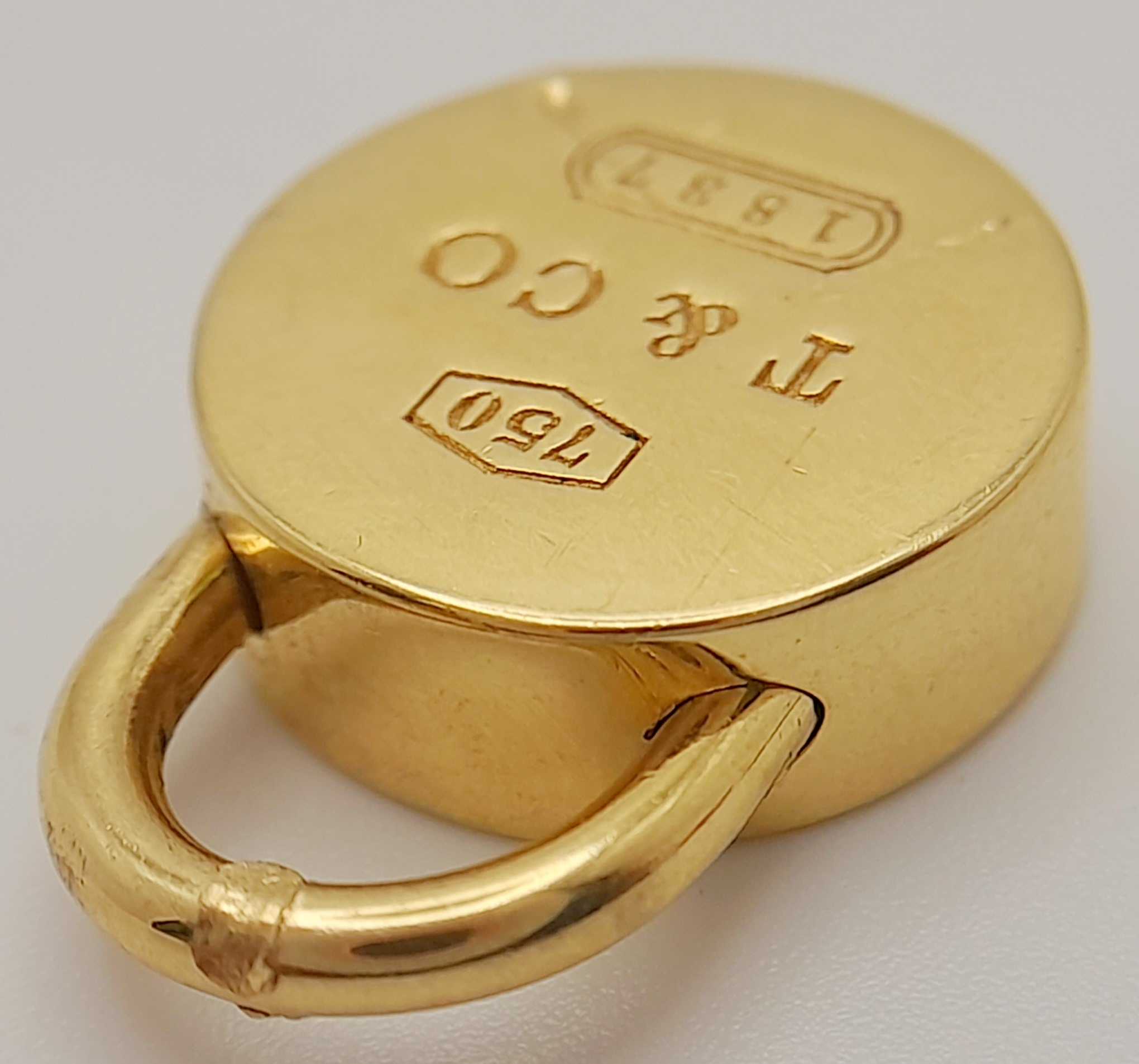 AN 18K YELLOW GOLD TIFFANY & CO FULLY WORKING PADLOCK CHARM. 2cm length, 13.5g total weight. Ref: SC - Image 4 of 6
