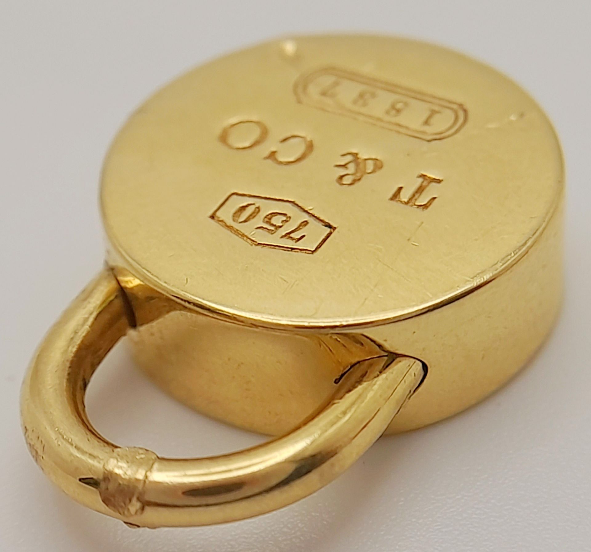 AN 18K YELLOW GOLD TIFFANY & CO FULLY WORKING PADLOCK CHARM. 2cm length, 13.5g total weight. Ref: SC - Bild 4 aus 6