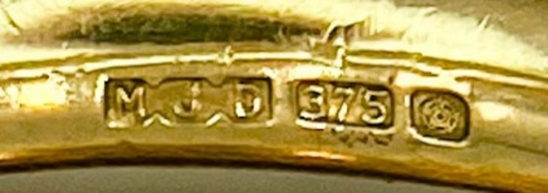 A 9K YELLOW GOLD, SERPENT STYLE DIAMOND BAND RING. 10G. SIZE T. - Bild 6 aus 6