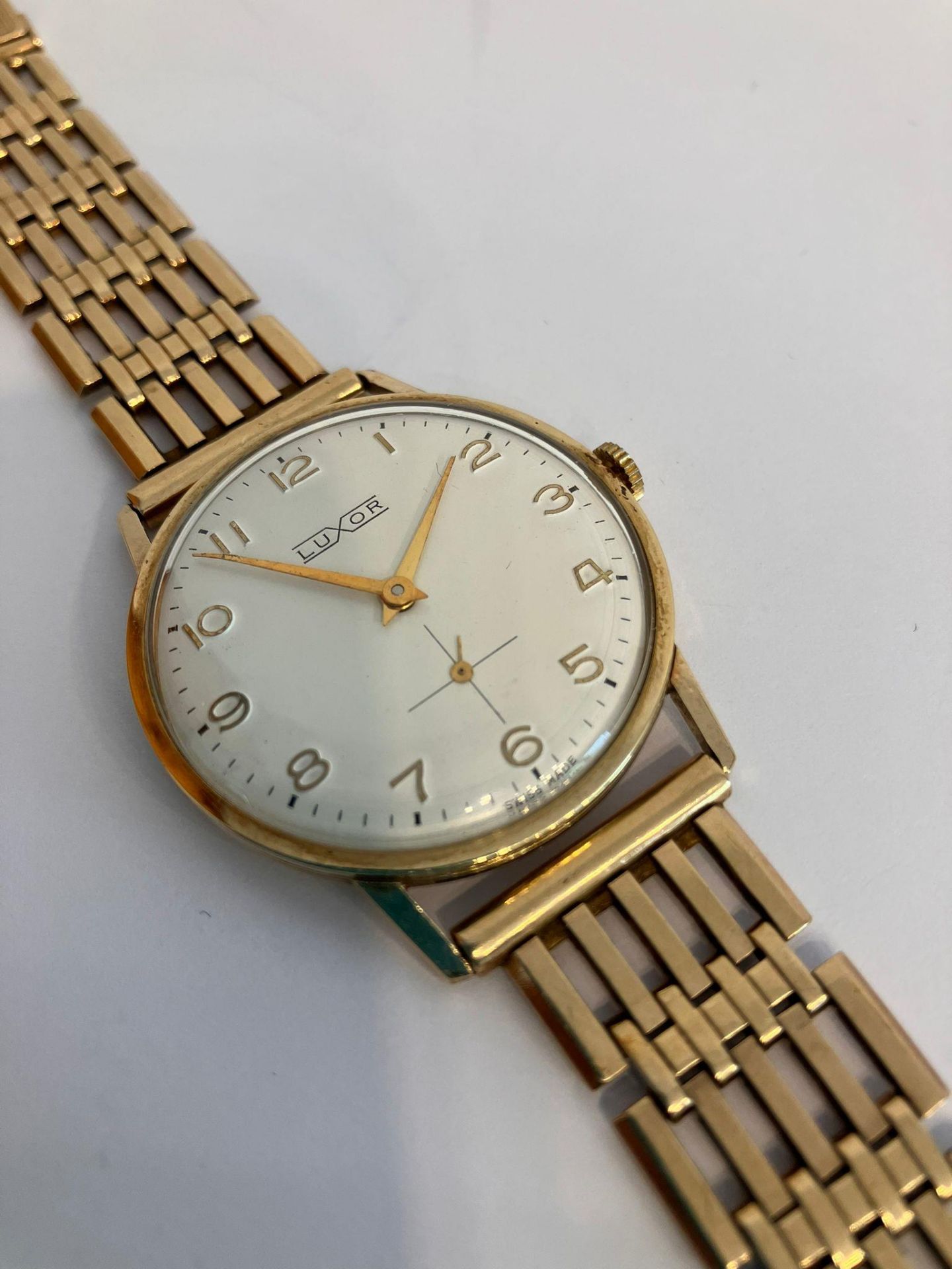 Gentleman’s vintage 14 carat GOLD LUXOR WRISTWATCH. Having white face with gold hands and digits. - Image 5 of 8