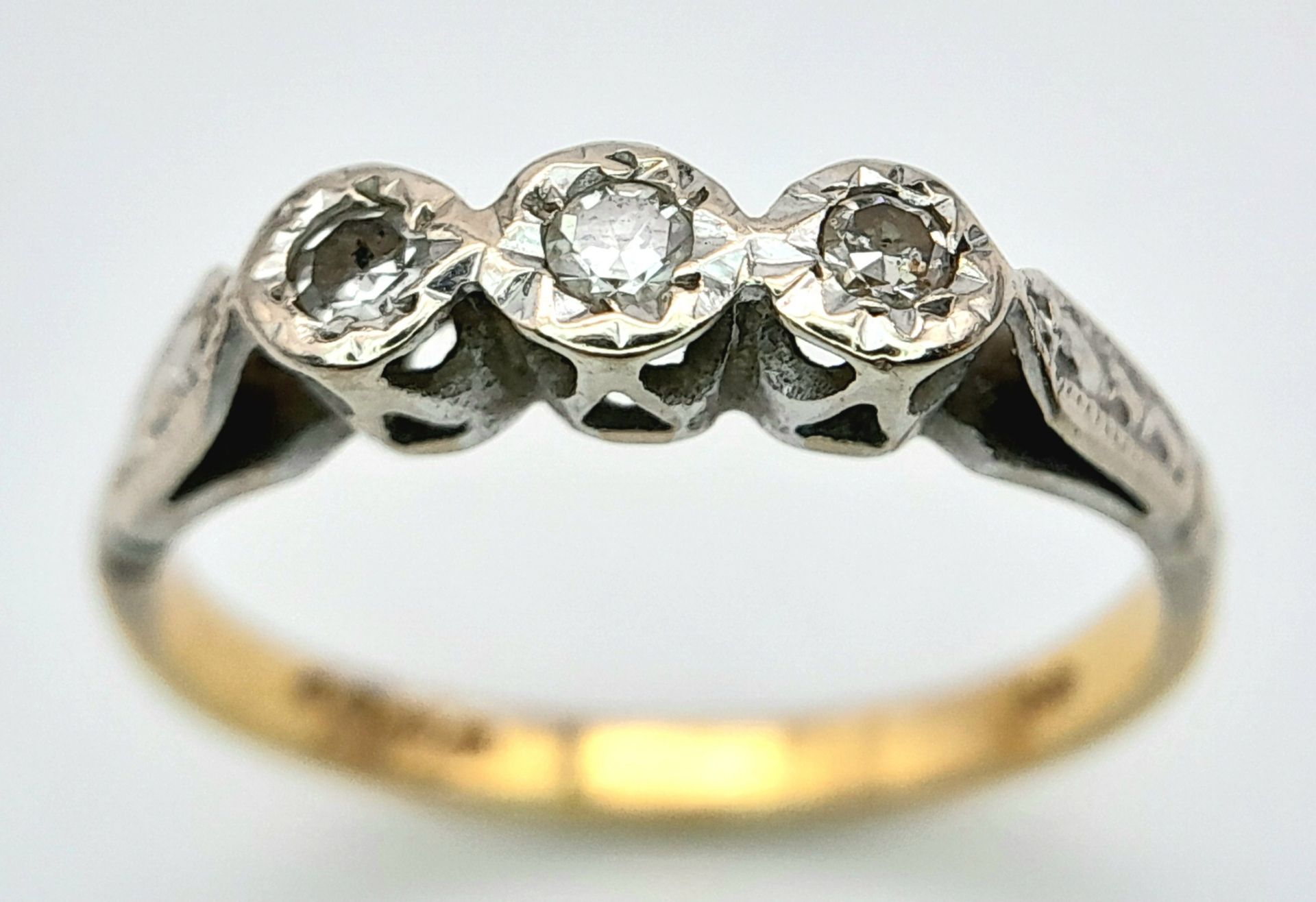 A VINTAGE 18K YELLOW GOLD DIAMOND RING. 1.8G. SIZE J. - Image 2 of 6