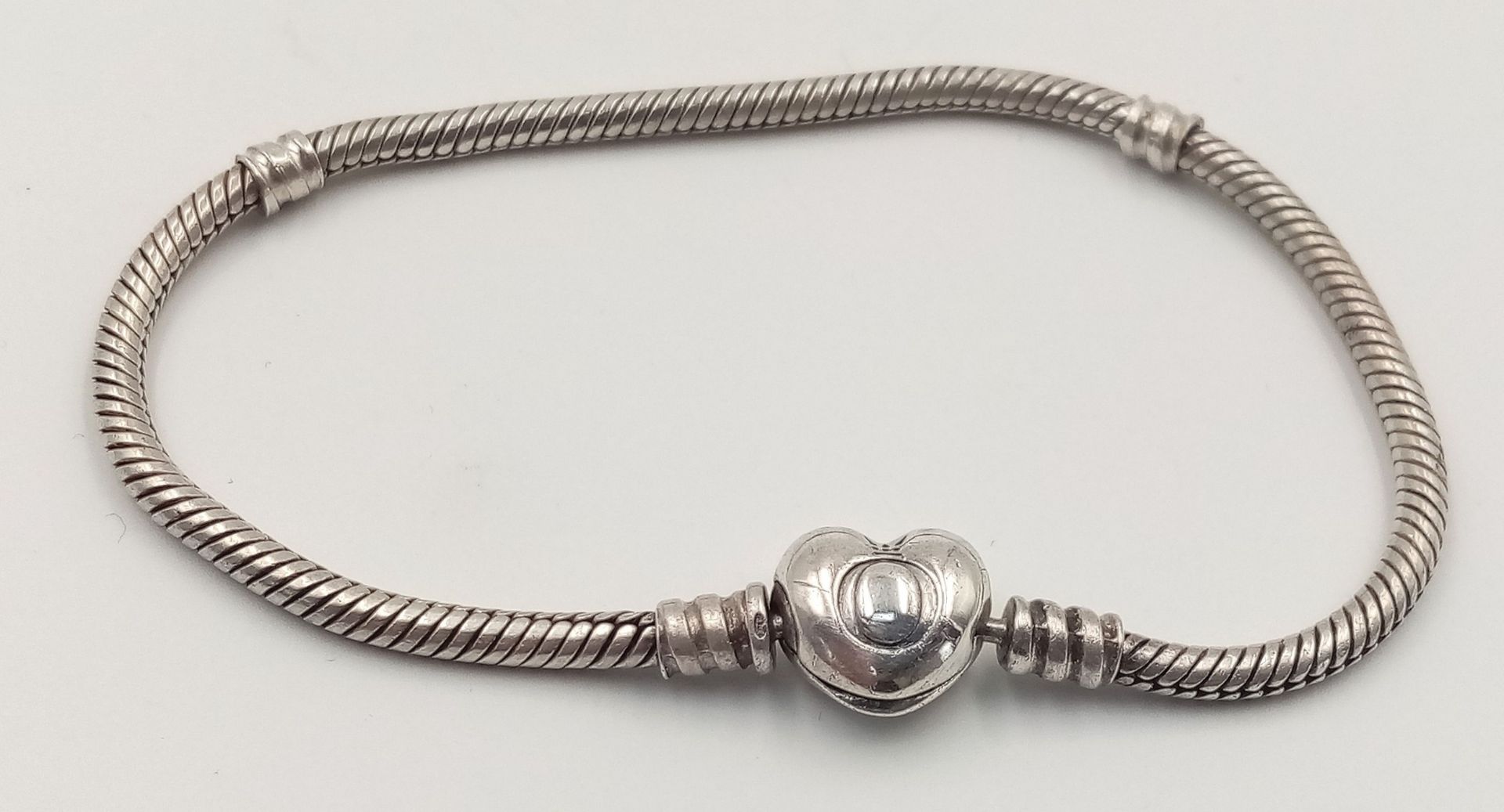 A STERLING SILVER PANDORA HEART CLASP BRACELET. 19.8cm length, 14.5g weight. Ref: SC 8121