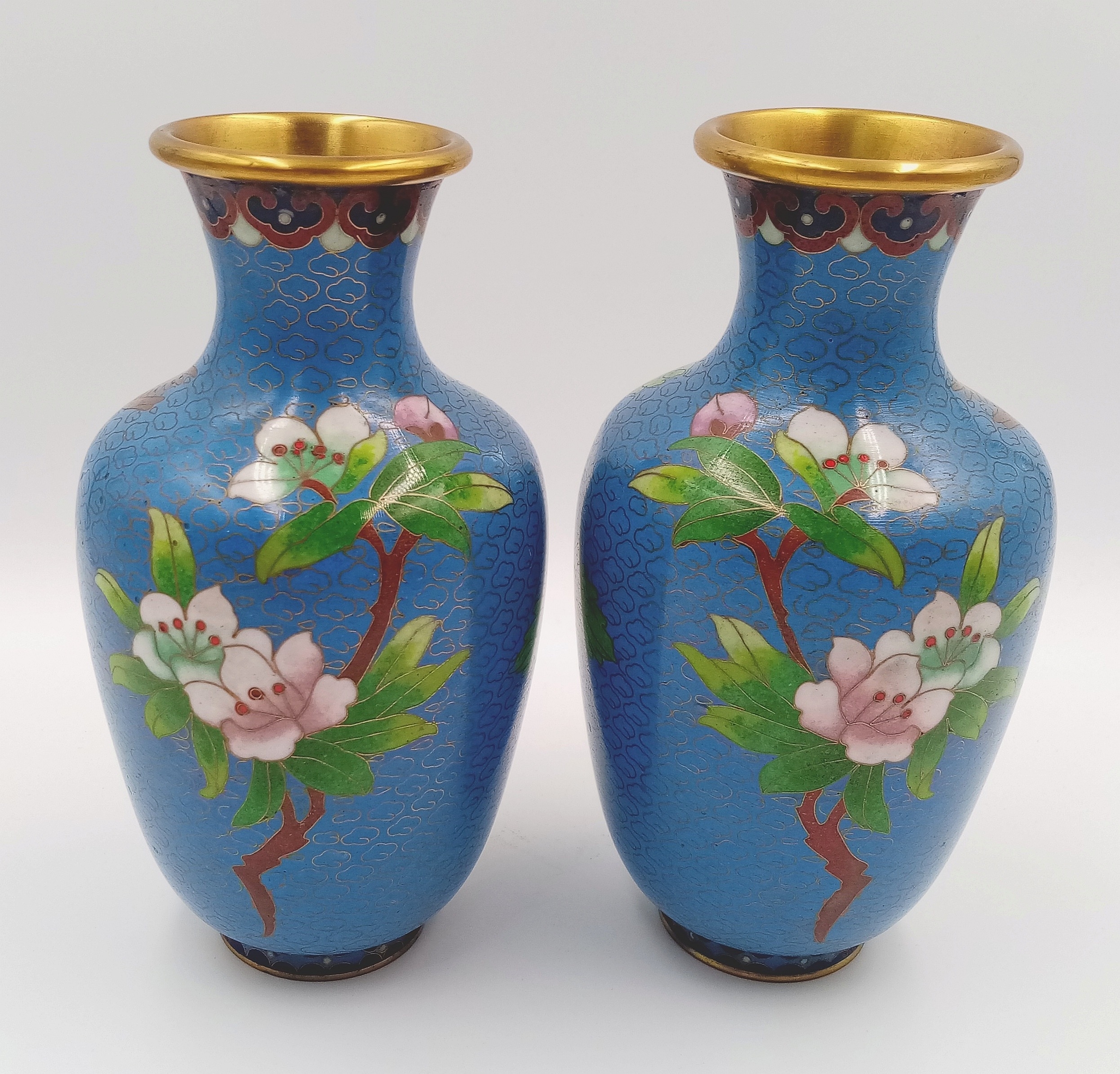 A Pair of Vintage Chinese Cloisonné Sky Blue Decorative Vases. 16cm tall. In fitted case. - Image 2 of 5
