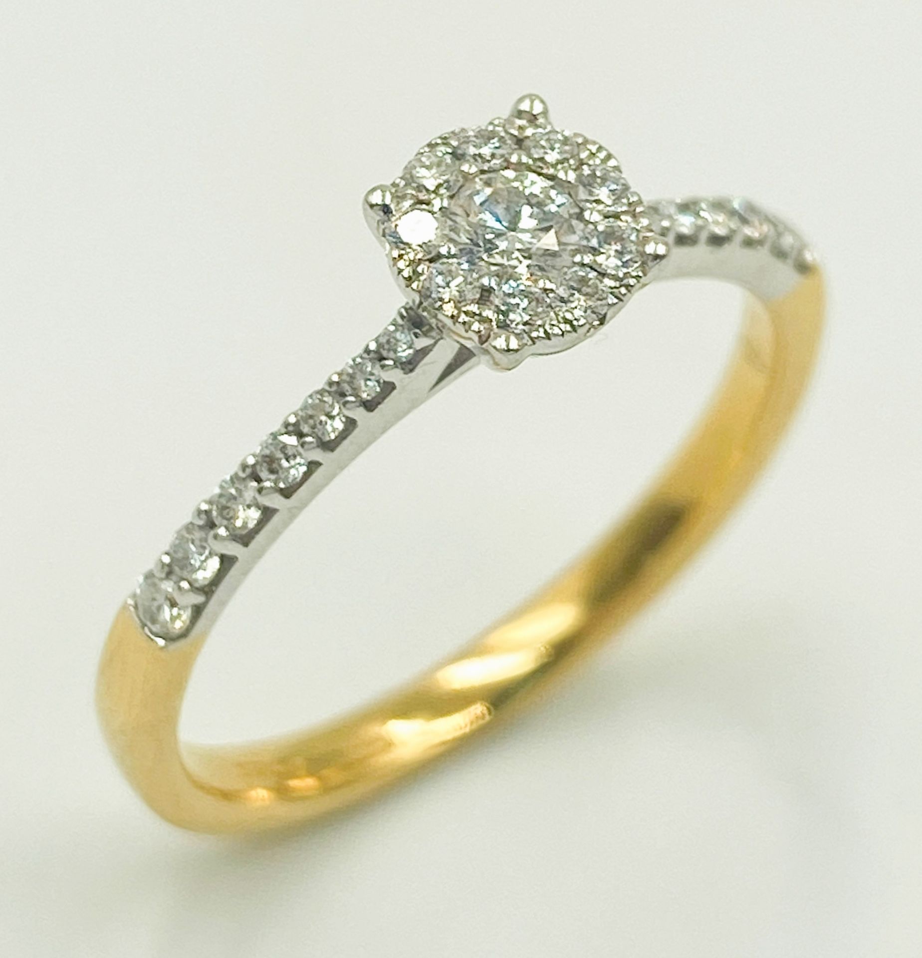 AN 18K YELLOW GOLD DIAMOND RING - 0.30CT. 2.5G. SIZE N.