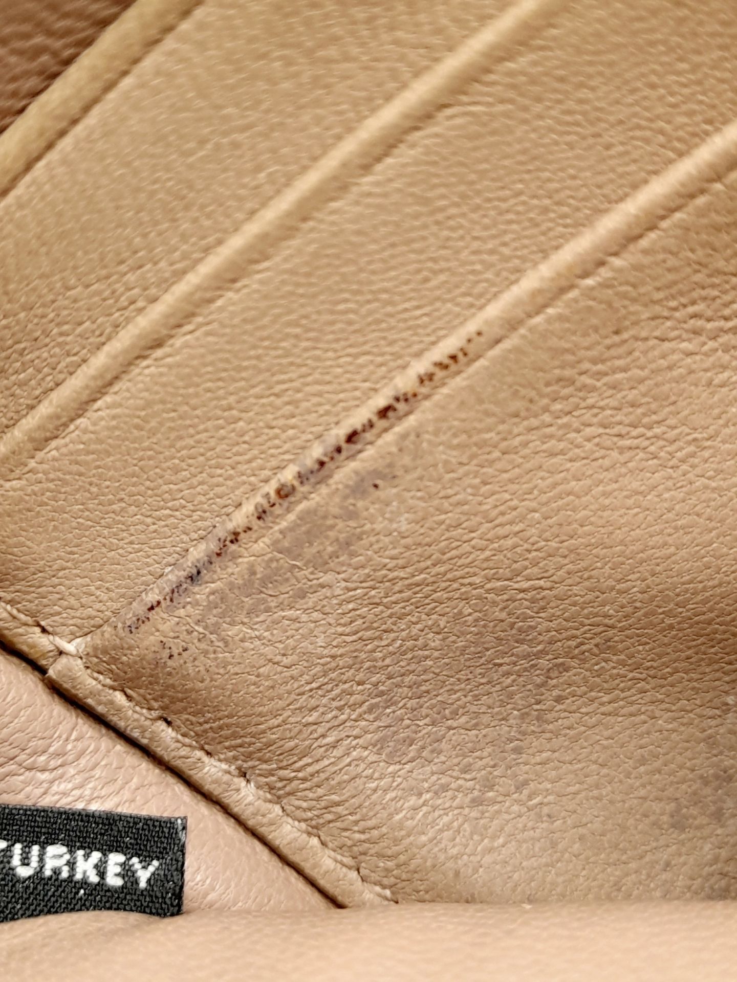 A Miu Miu Dust Pink Purse. Matelassé leather exterior with gold-toned hardware and zipped top - Bild 10 aus 10