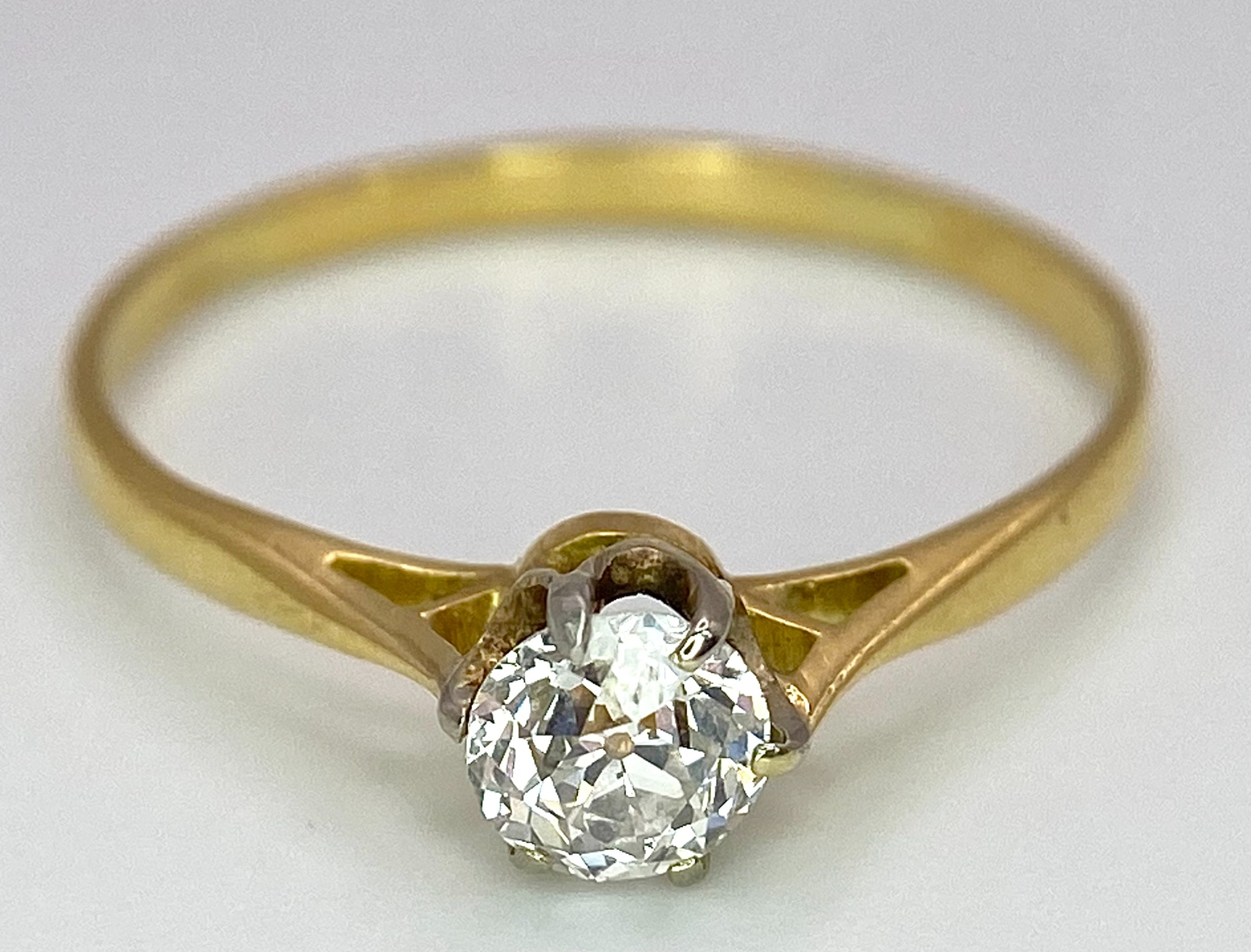 AN 18K YELLOW GOLD, OLD CUT DIAMOND SOLITAIRE RING. 0.40CT. 1.5G. SIZE P 1/2. - Image 4 of 5