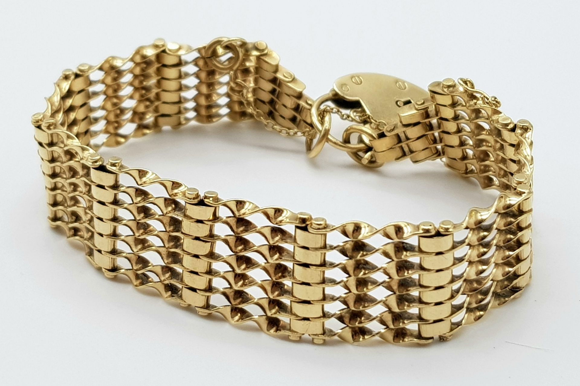 A 9K Yellow Gold gate Bracelet with Heart Clasp. 16mm width. 19.6g weight. - Image 2 of 6
