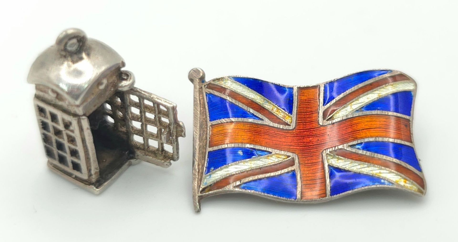 A STERLING SILVER LONDON THEMED COLLECTION OF ITEMS - UNION JACK FLAG BROOCH, CUP OF TEA CHARM, - Image 2 of 5
