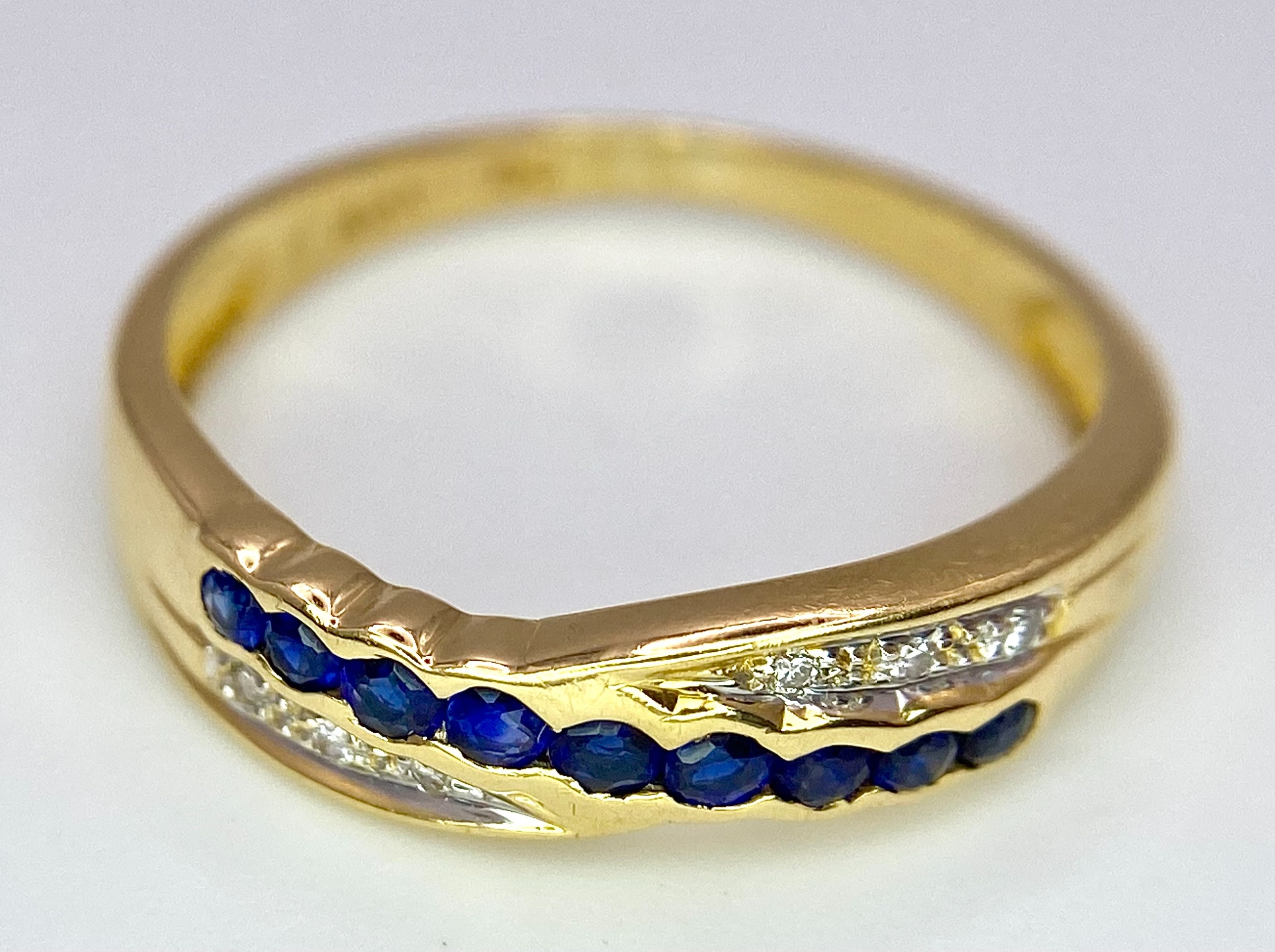 AN 18K YELLOW GOLD DIAMOND & BLUE STONE (PROBABLY SAPPHIRE) CROSSOVER RING. Size O, 2.7g total - Bild 3 aus 6