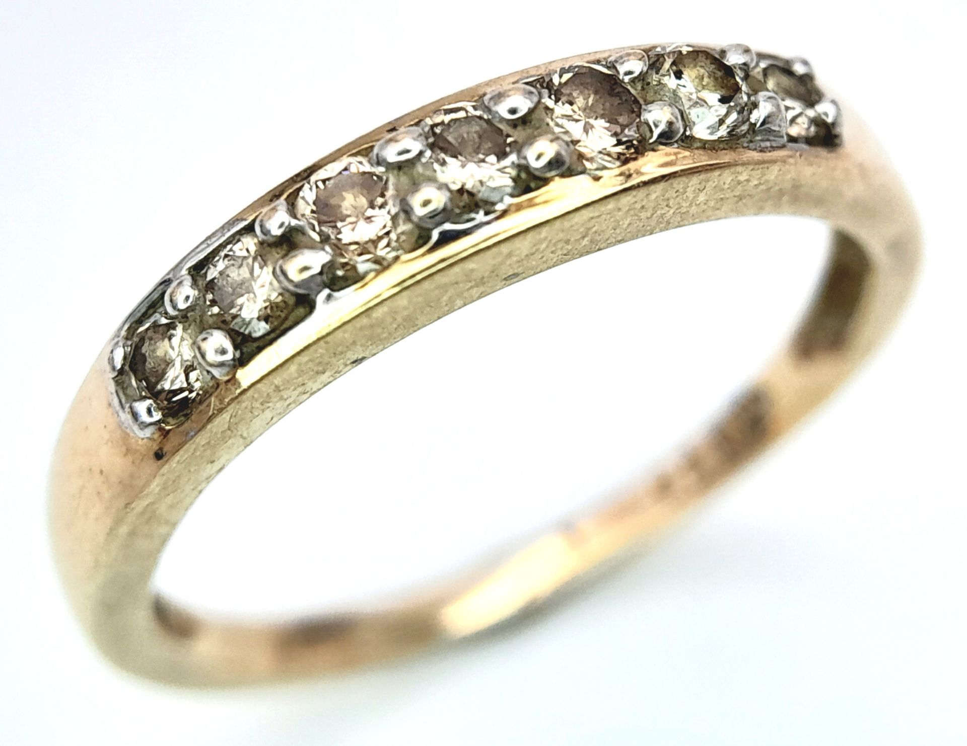 A 9K YELLOW GOLD DIAMOND SET BAND RING. 0.25ctw, Size N, 1.8g total weight. Ref: SC 8007 - Bild 3 aus 6