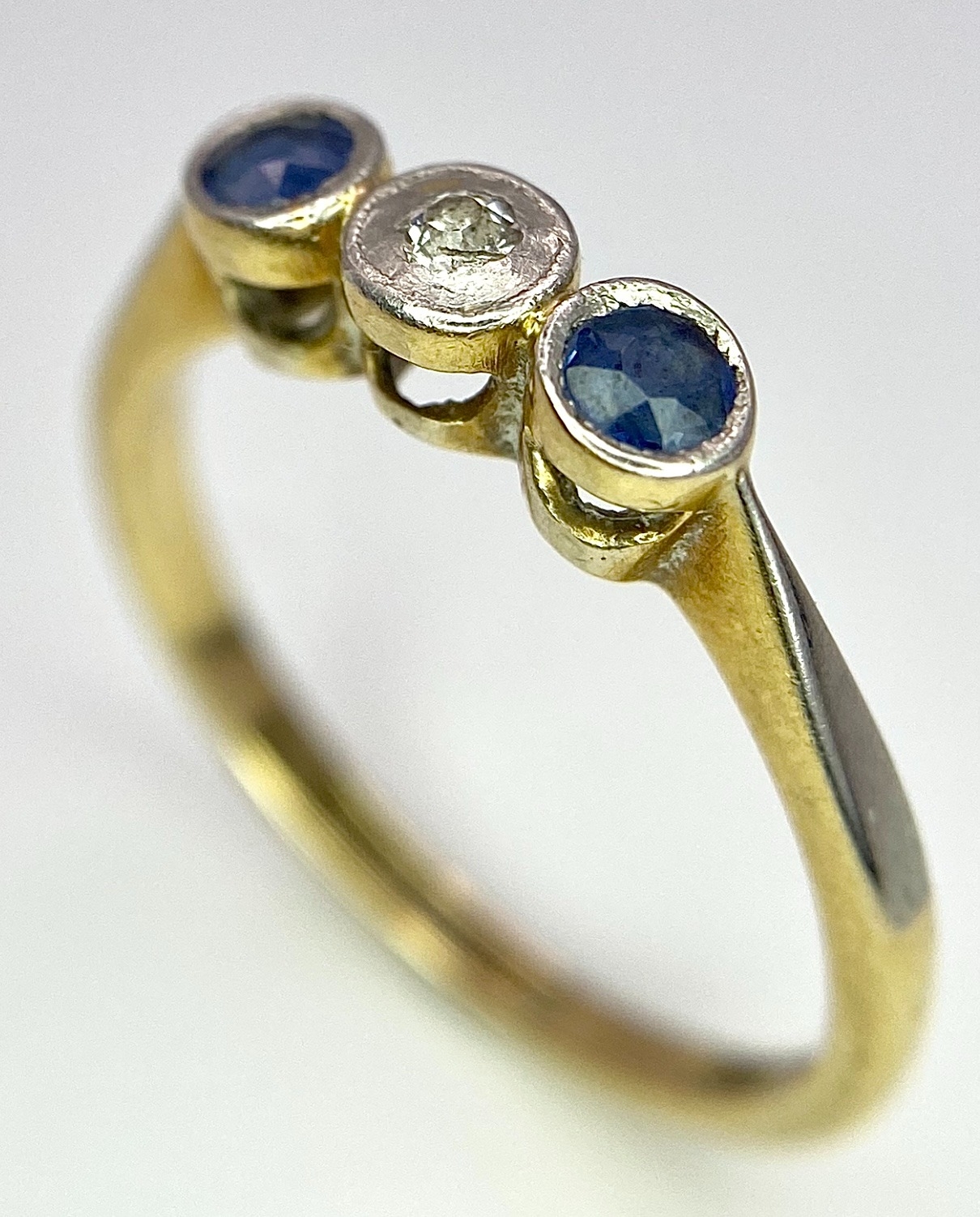 AN 18K YELLOW GOLD DIAMOND & SAPPHIRE 3 STONE RING. Size N, 2.6g total weight. Ref: SC 8059 - Image 5 of 7