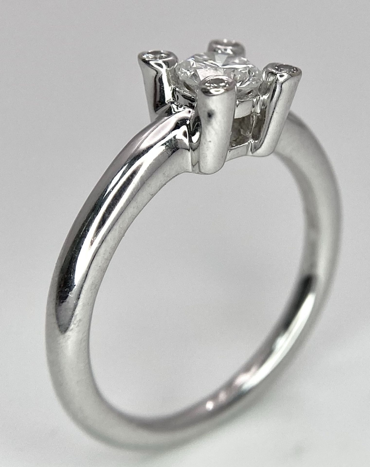 AN 18K WHITE GOLD DIAMOND SOLITAIRE RING WITH FOUR DIAMOND TURRETS - 0.50CT 4.6G. SIZE M 1/2. - Image 8 of 10
