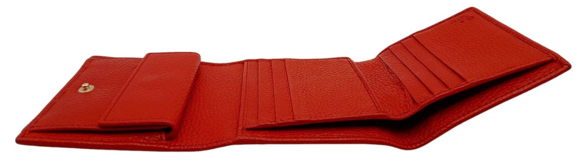 A Gucci Red Trifold Wallet. Leather exterior with the GG logo and press stud closure. Red leather - Bild 6 aus 10