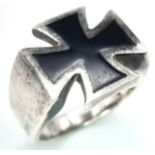 A vintage 925 silver Cross Onyx inlay ring. Total weight 11.4G. Size V/W.