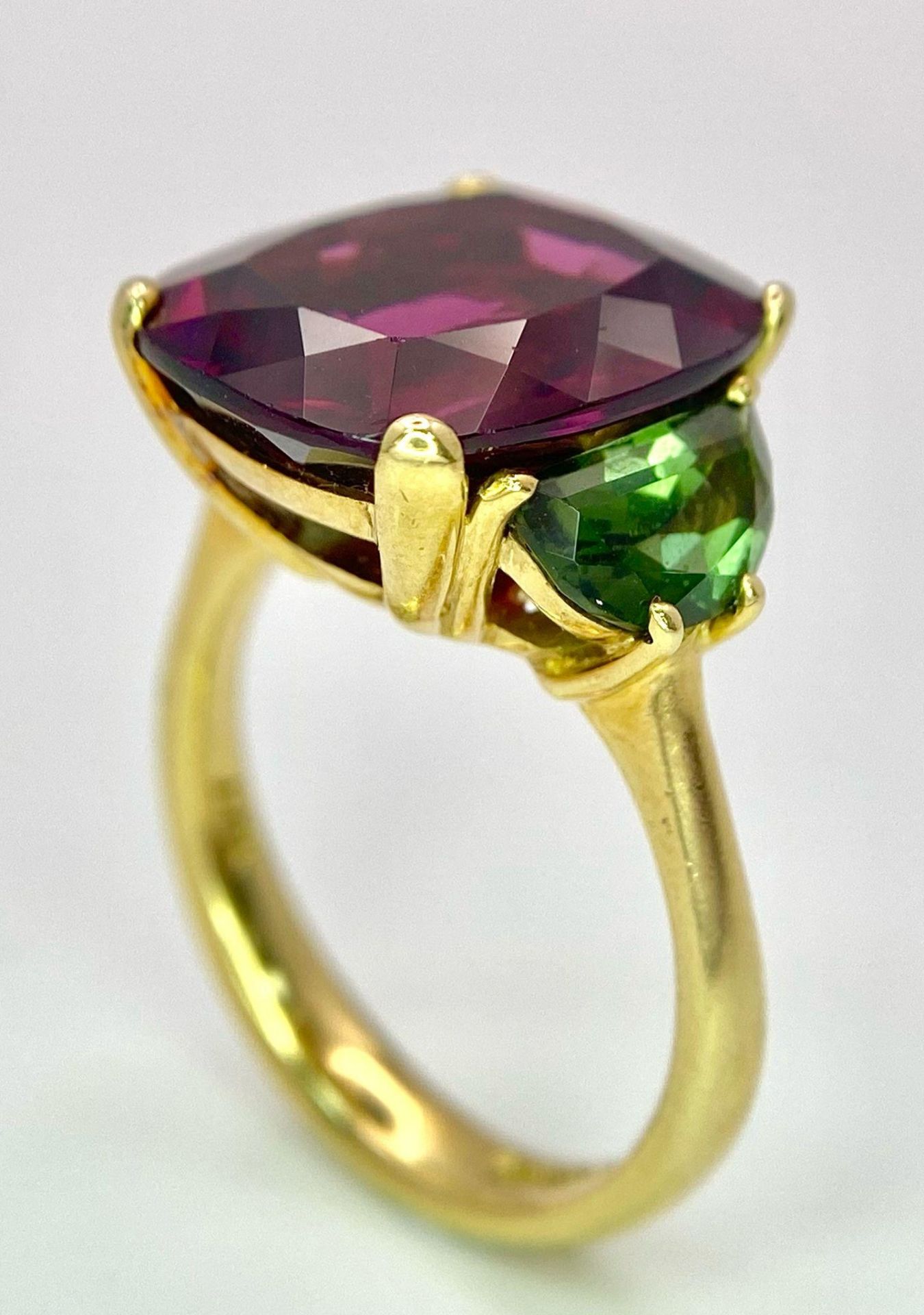 An 18K Yellow Gold, Alexandrite and Peridot Ring. A rich 5ct central alexandrite with peridot - Image 6 of 10