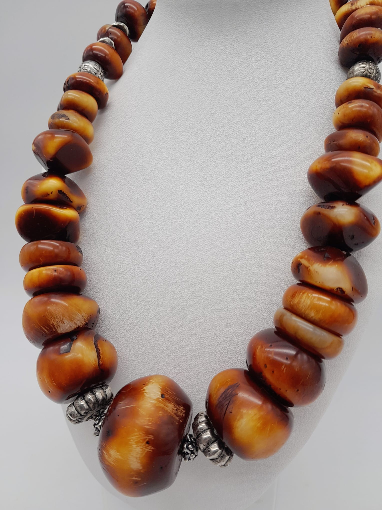 A Berber Resin Amber Necklace. 48cm length. 925 silver clasp. - Bild 2 aus 4