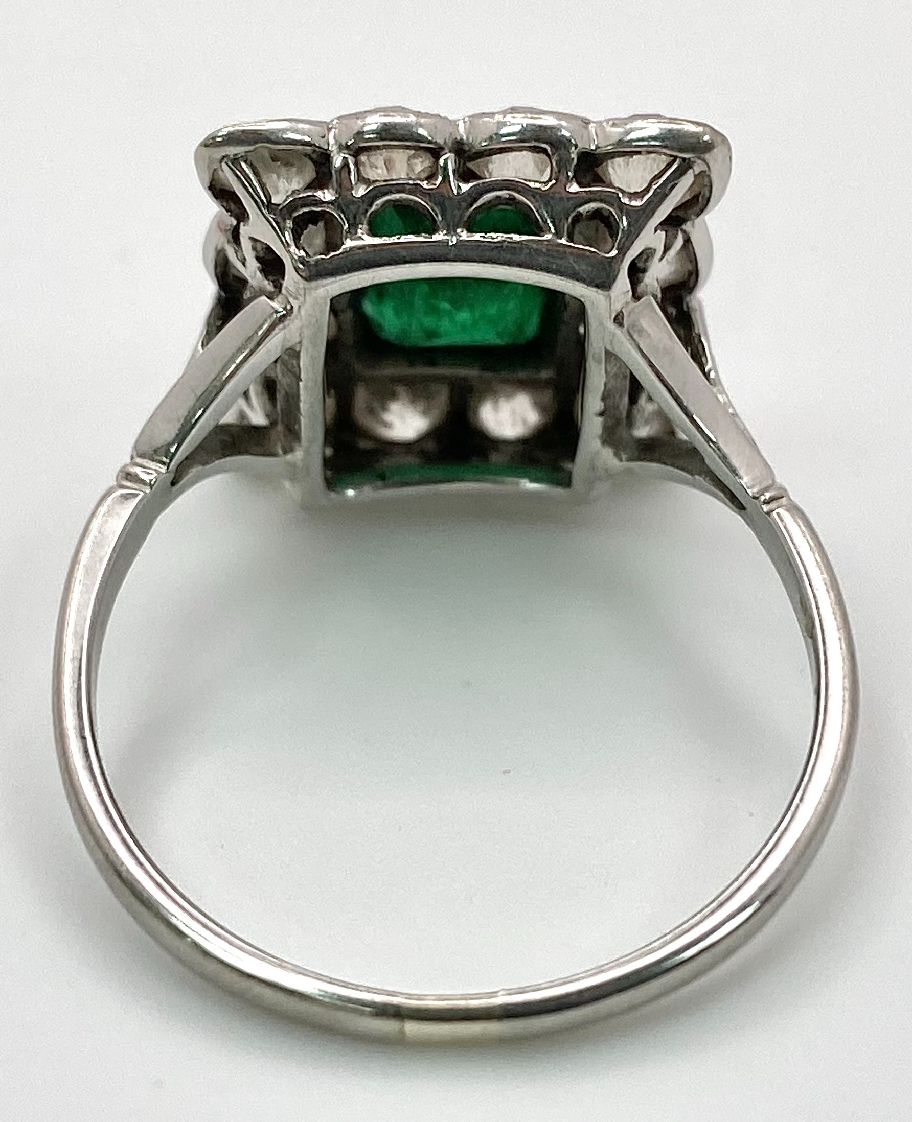 AN 18K WHITE GOLD (TESTED) EDWARDIAN OLD CUT DIAMOND AND EMERALD CLUSTER RING. 1.20CT OF OLD CUT - Image 9 of 9