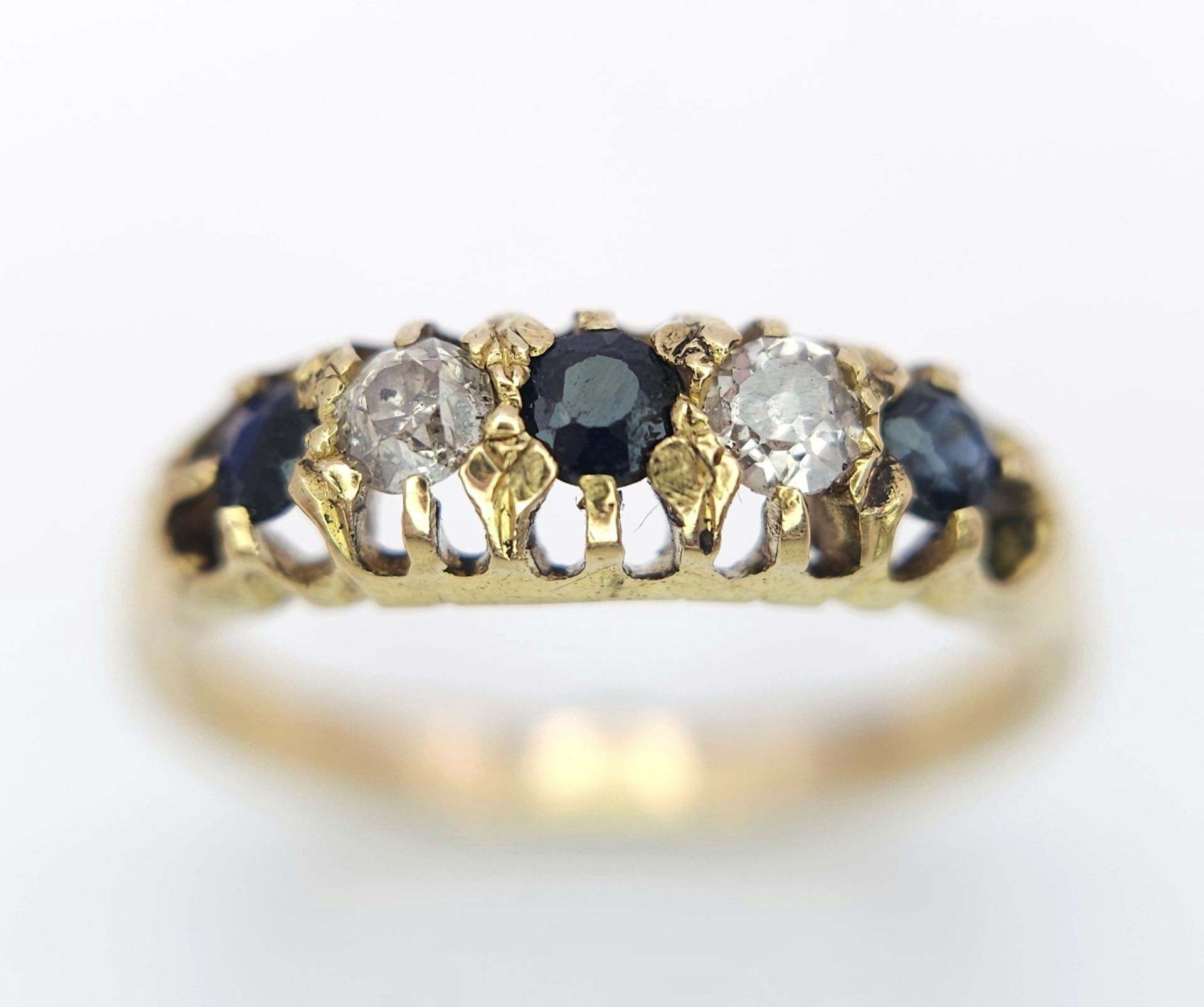 AN 18K YELLOW GOLD (TESTS AS) VINTAGE DIAMOND AND SAPPHIRE OLD CUT RING. 0.15CT OLD CUT DIAMONDS. - Image 2 of 5