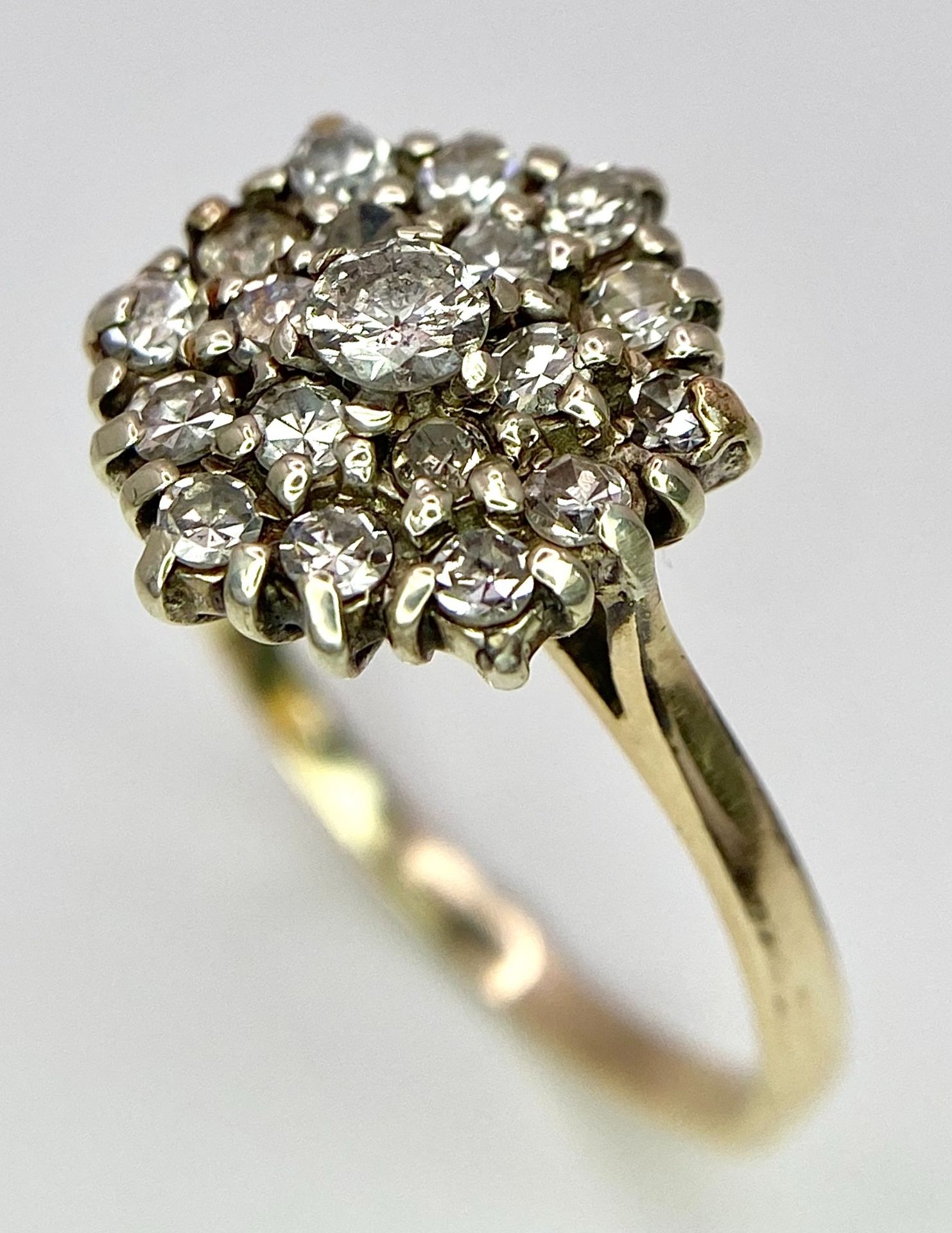 A 9K YELLOW GOLD DIAMOND CLUSTER RING. 0.50CT. 2.4G. SIZE M. - Image 3 of 5