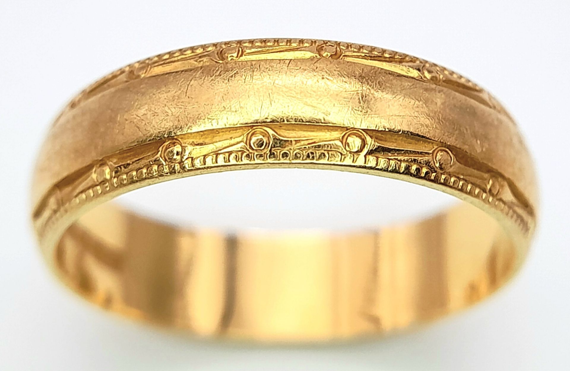 An 18 K yellow gold band ring with engraved rims. Size: M, weight: 3.5 g.