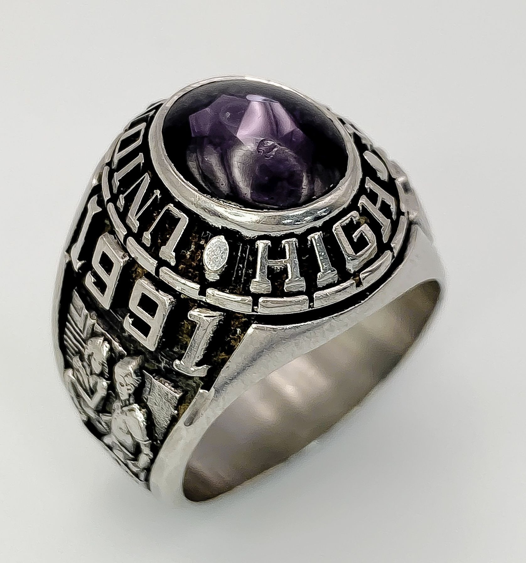 AN AMERICAN SILVER FRATERNITY RING WITH AMETHYST CENTRE STONE . 15.8gms size T