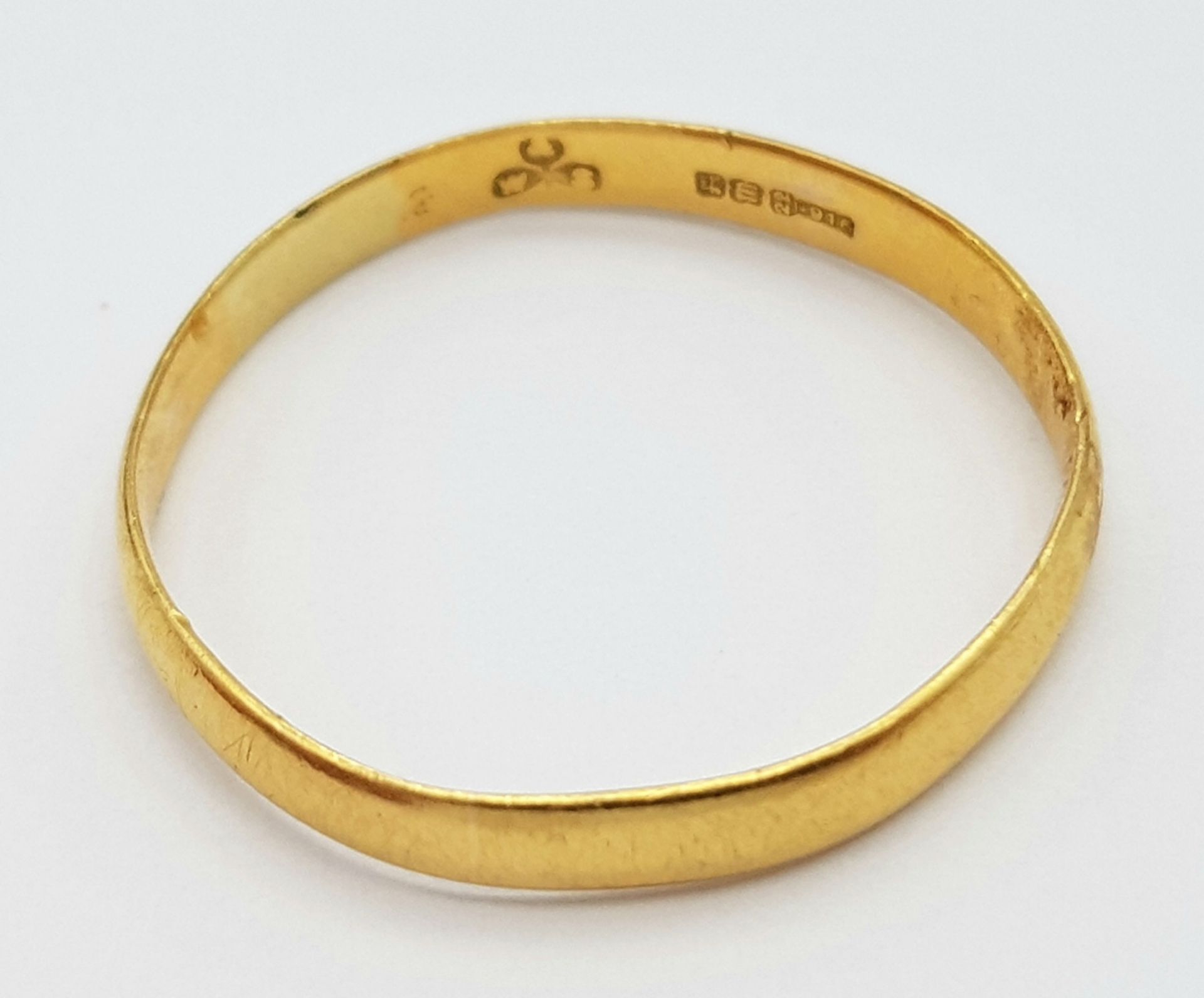 A 22K GOLD BAND RING . 2.5gms size W - Bild 2 aus 4