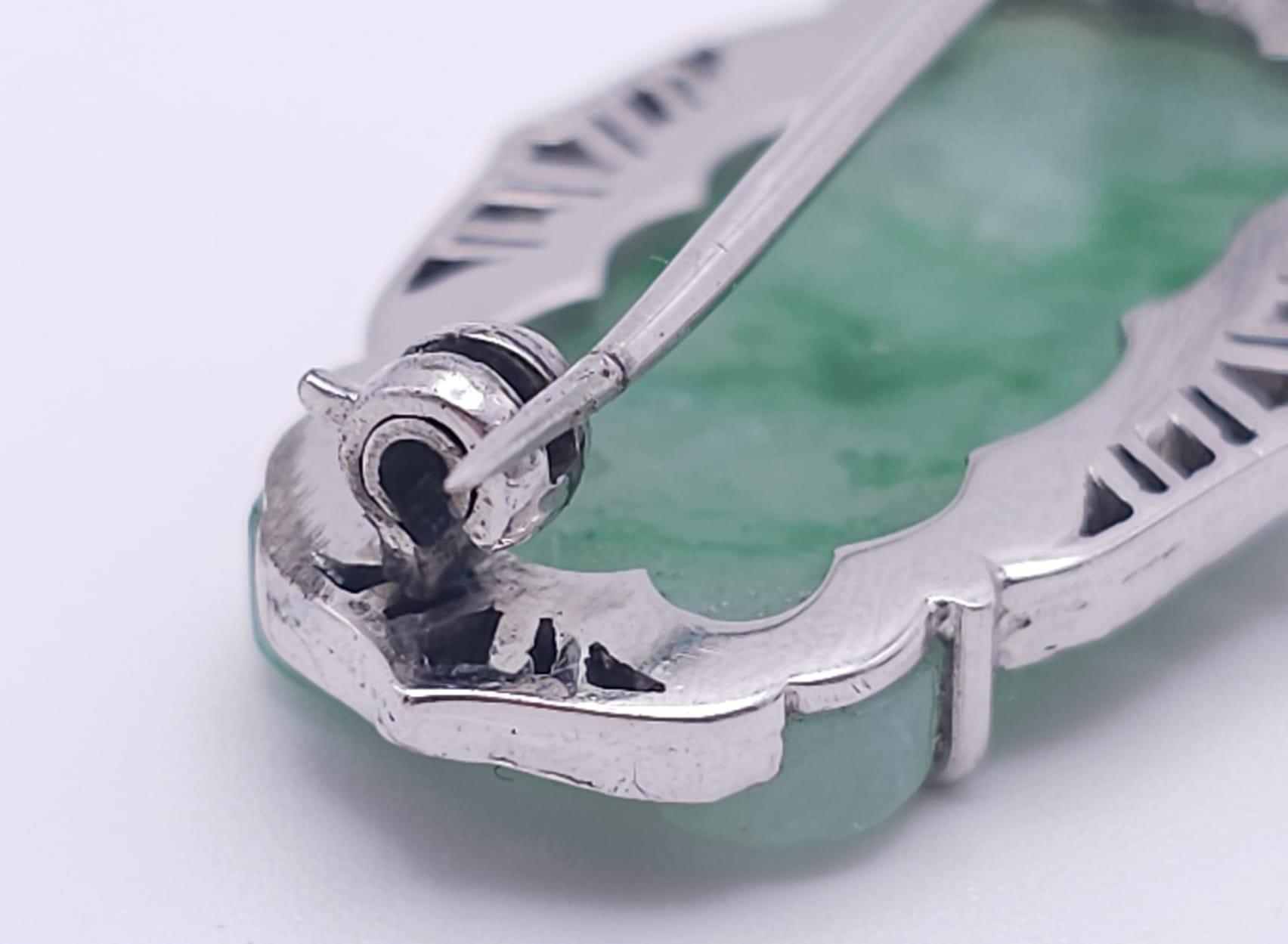 AN ART DECO JADE AND DIAMOND BROOCH SET IN PLATINUM . 6.7gms 3.5cms 15098 - Image 5 of 6