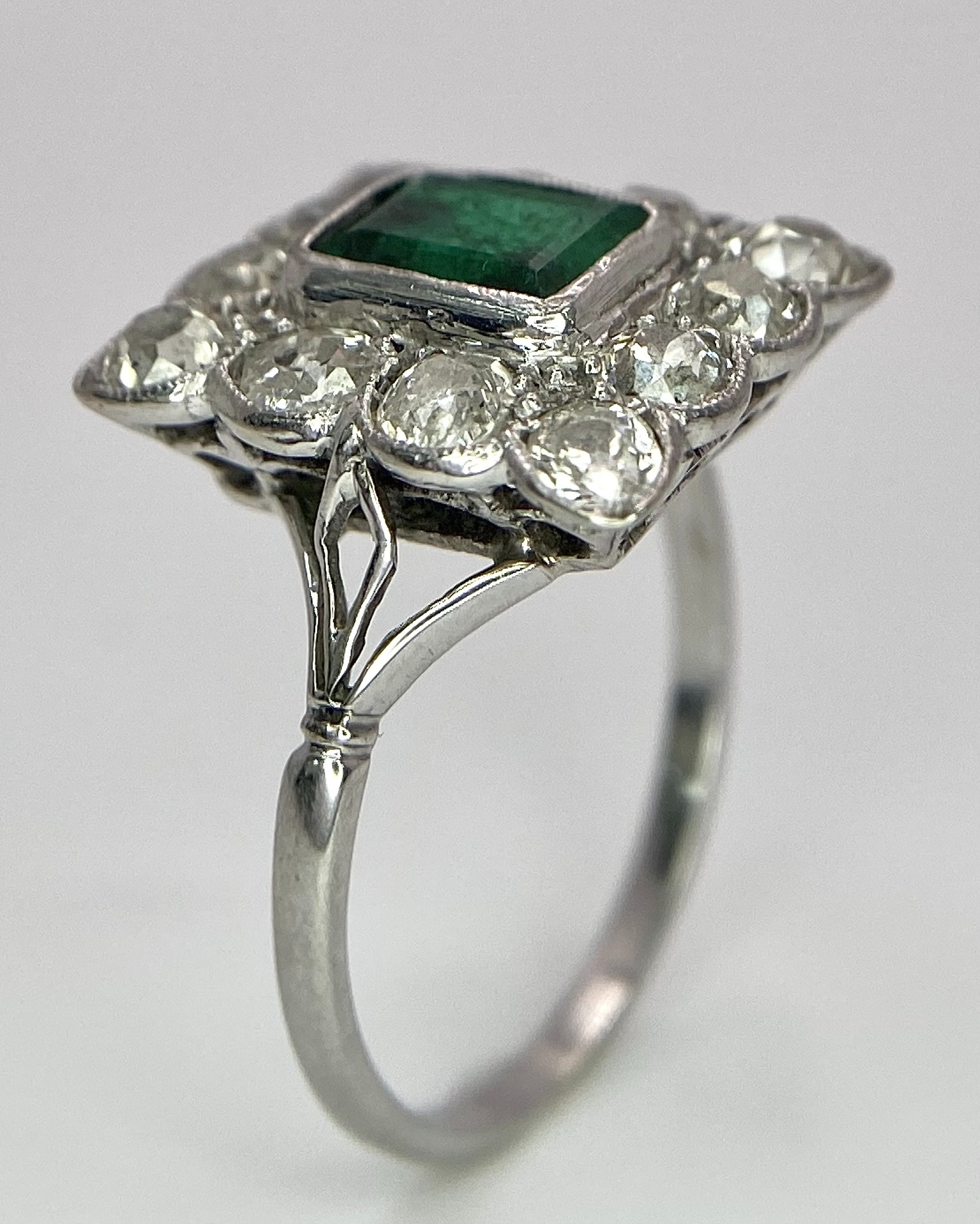 AN 18K WHITE GOLD (TESTED) EDWARDIAN OLD CUT DIAMOND AND EMERALD CLUSTER RING. 1.20CT OF OLD CUT - Image 7 of 9