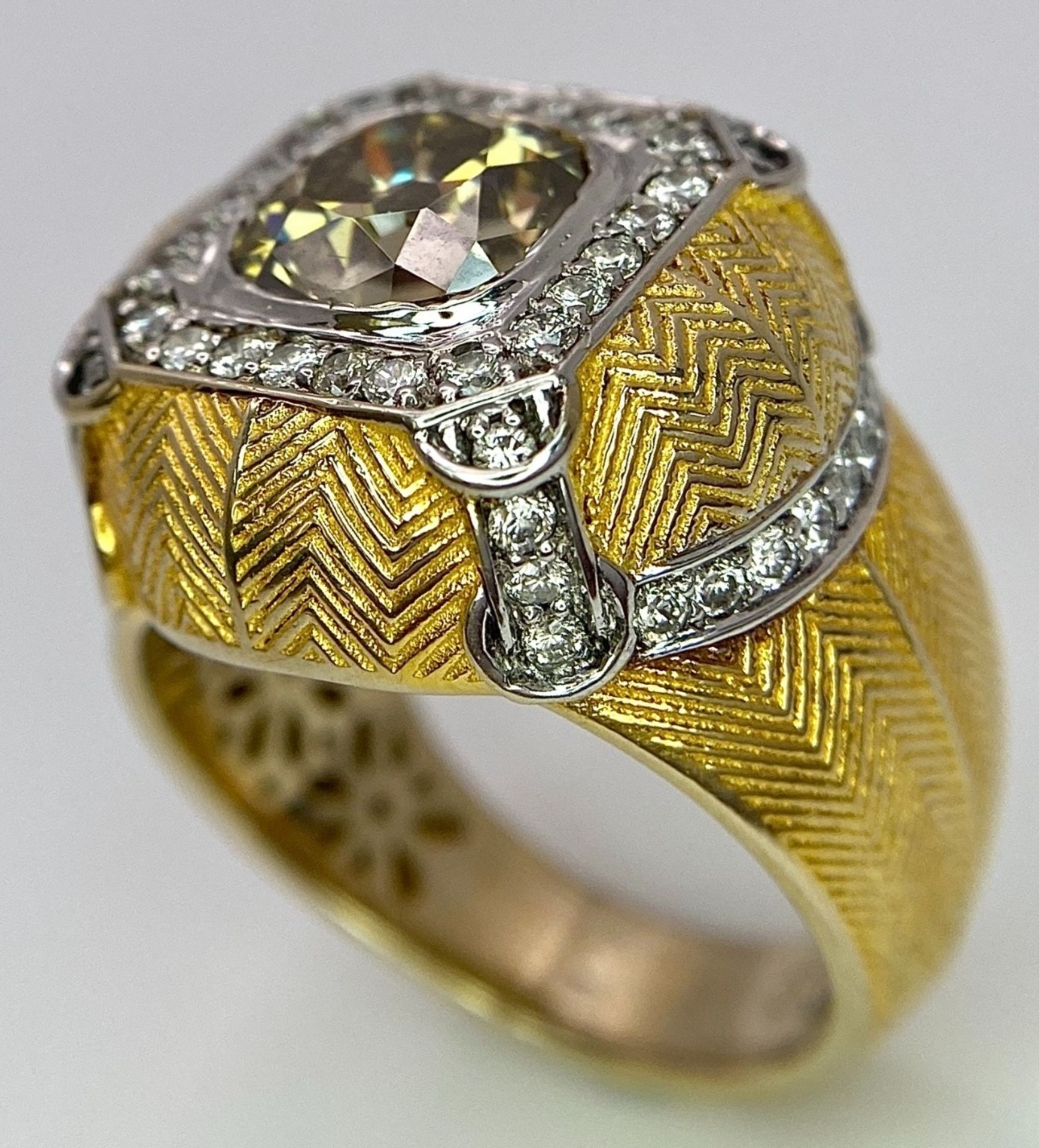 An 18K Yellow Gold Diamond Dress Ring. A 2.5ct central globular cut yellow diamond, with a round cut - Bild 9 aus 10