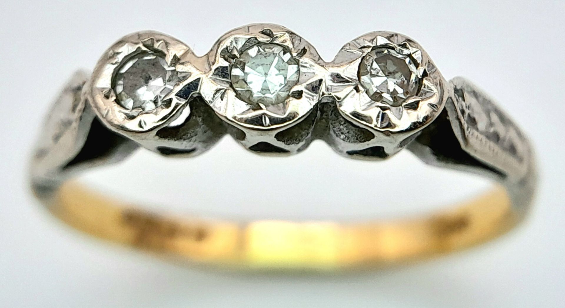 A VINTAGE 18K YELLOW GOLD DIAMOND RING. 1.8G. SIZE J.