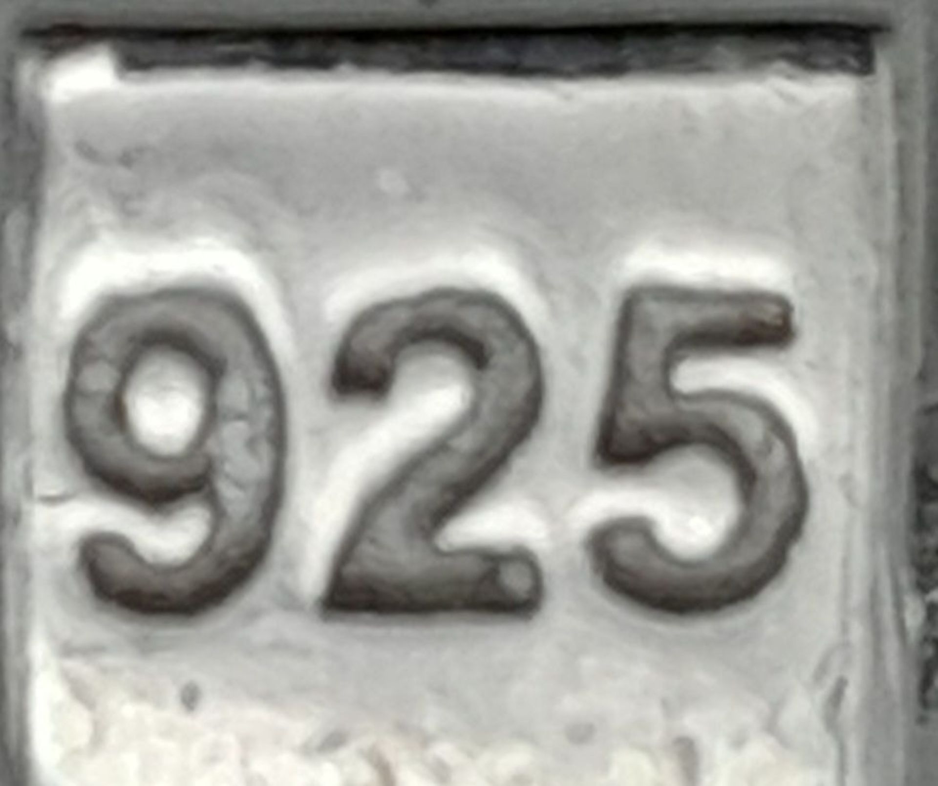 An Amethyst Gemstone Tennis Bracelet set in 925 Silver. 18cm. Ref: CD-1282 - Image 6 of 6