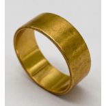 A 9 K yellow gold band ring, size: U, weight: 5.7 g.