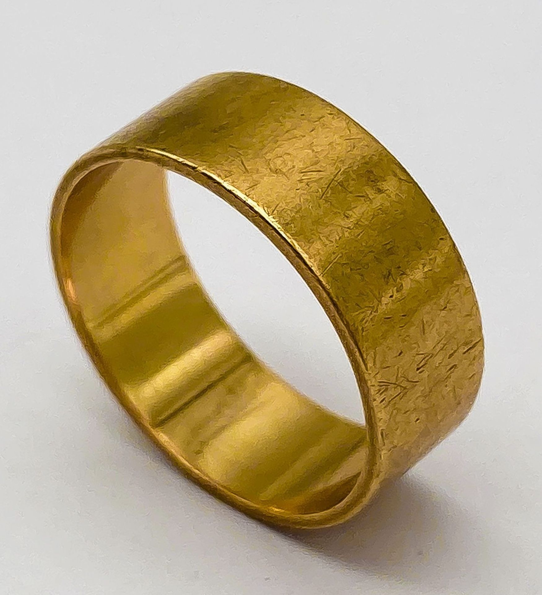 A 9 K yellow gold band ring, size: U, weight: 5.7 g.